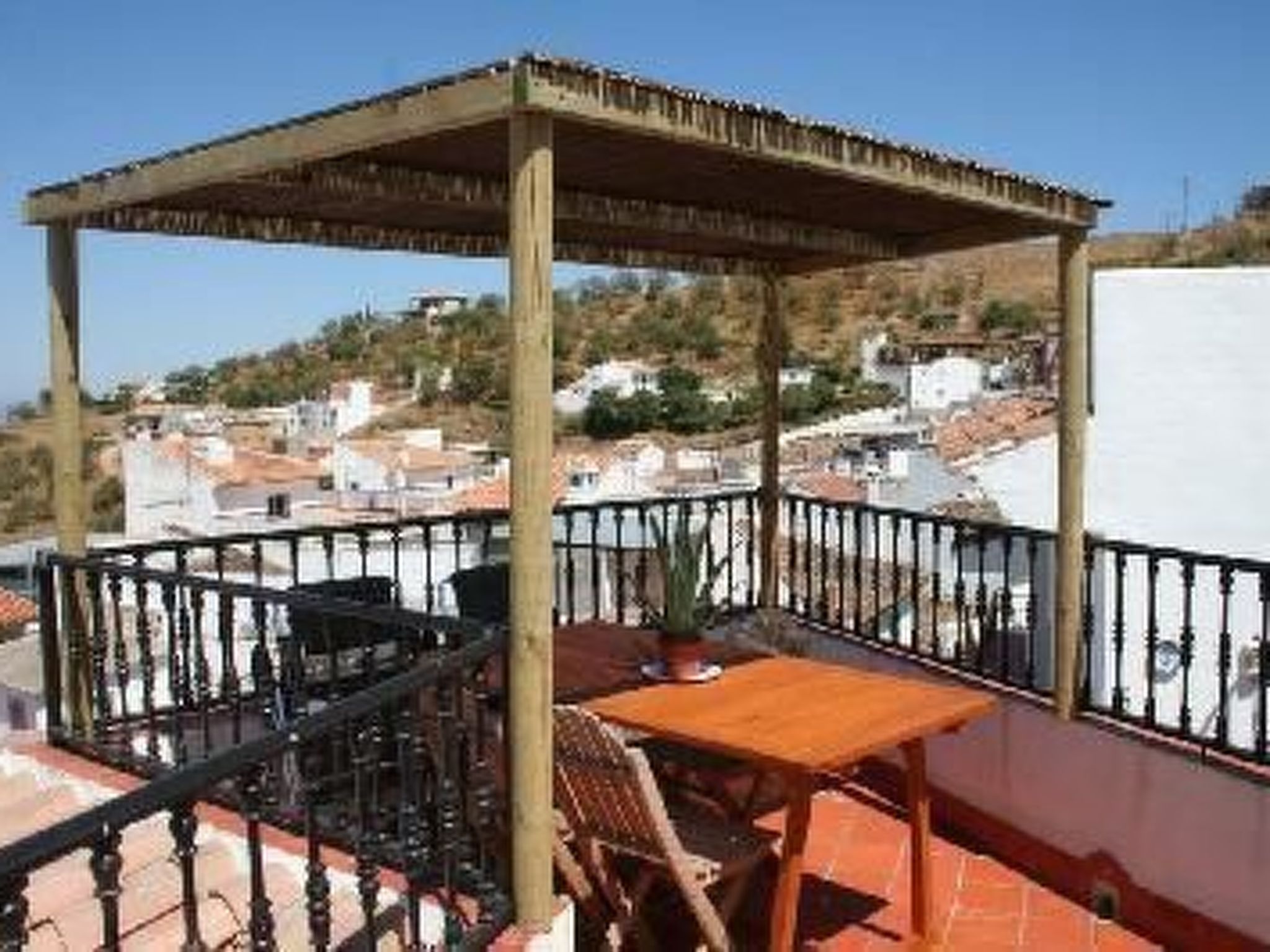 Gemütliches Ferienhaus in Guaro mit Grill-Binnen