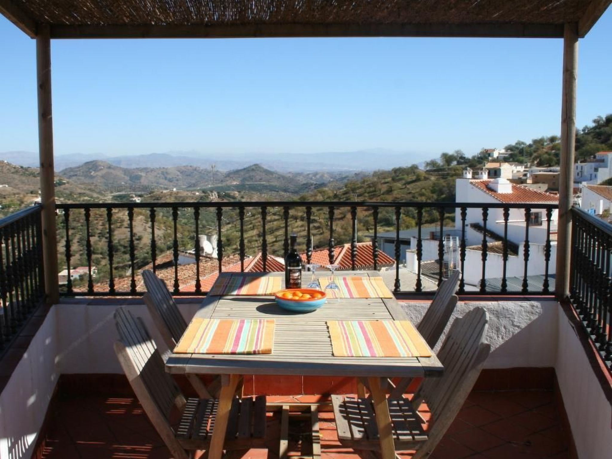 Gemütliches Ferienhaus in Guaro mit Grill-Binnen