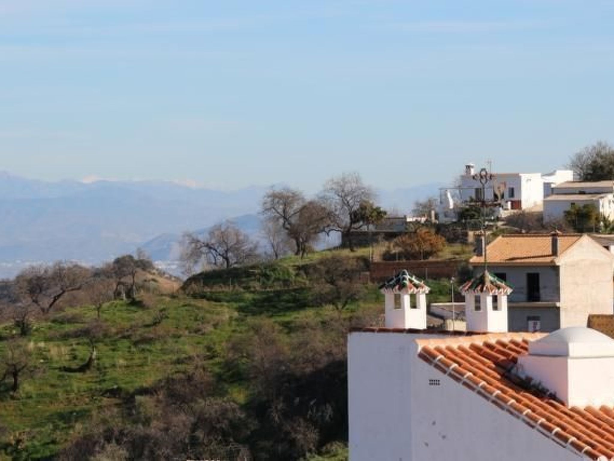 Gemütliches Ferienhaus in Guaro mit Grill-Binnen