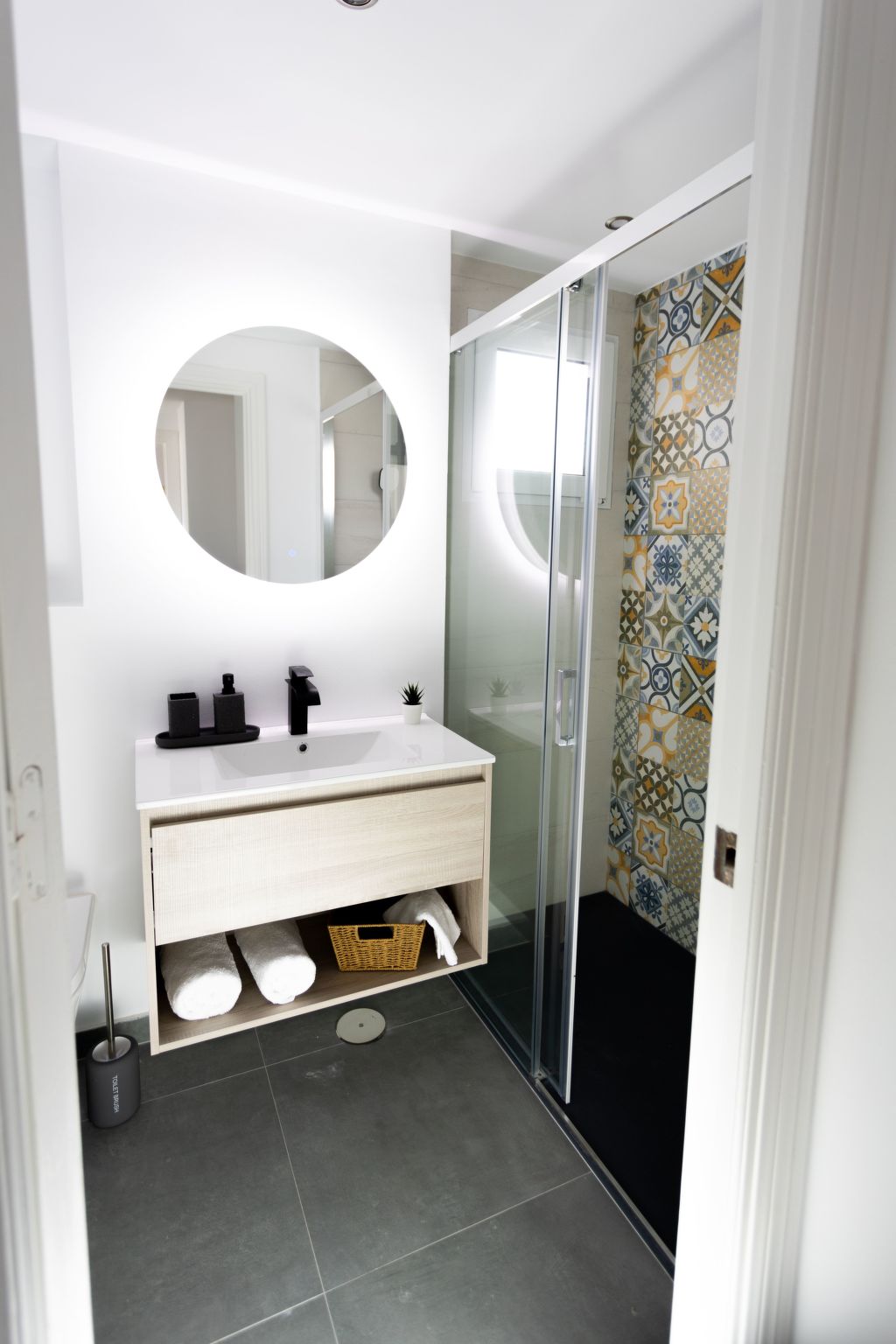 Schöne Wohnung mit Pool und malerischer Aussicht-Binnen