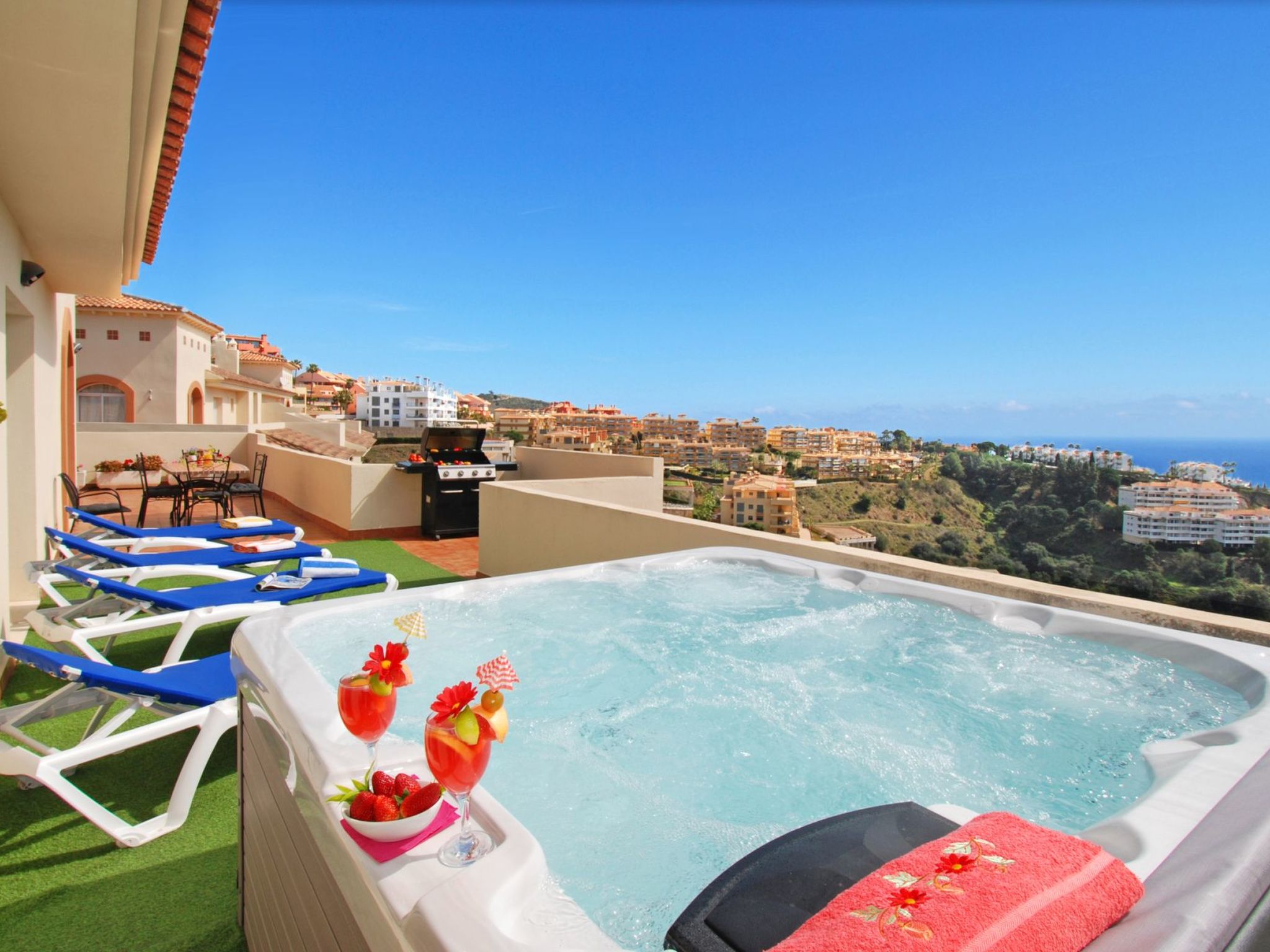 Penthouse, Jacuzzi, Meerblick, BBQ,wifi, AC