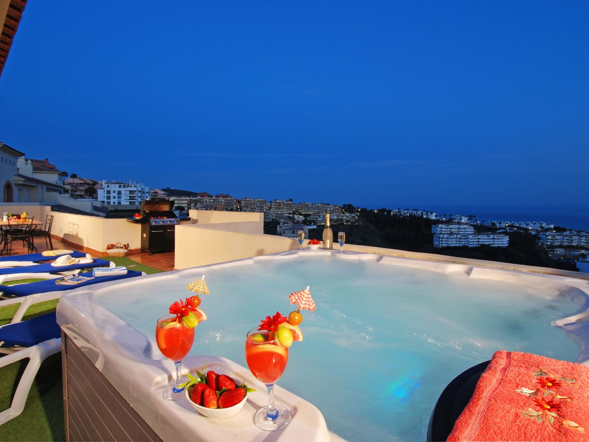 Penthouse, Jacuzzi, Meerblick, BBQ,wifi, AC-Image-tags.info
