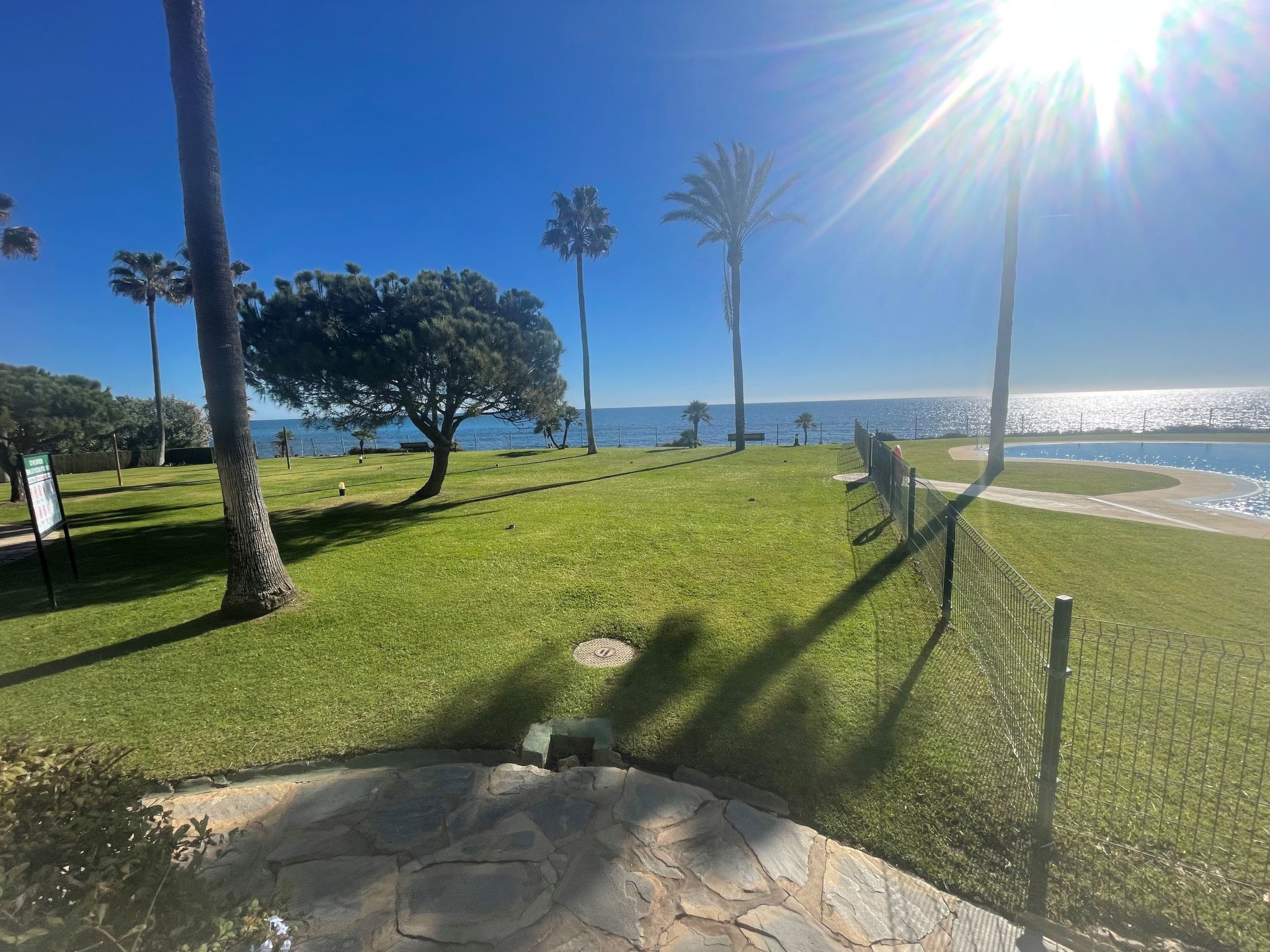 In Sitio De Calahonda mit Privatem Parkplatz und Meerblick-Binnen