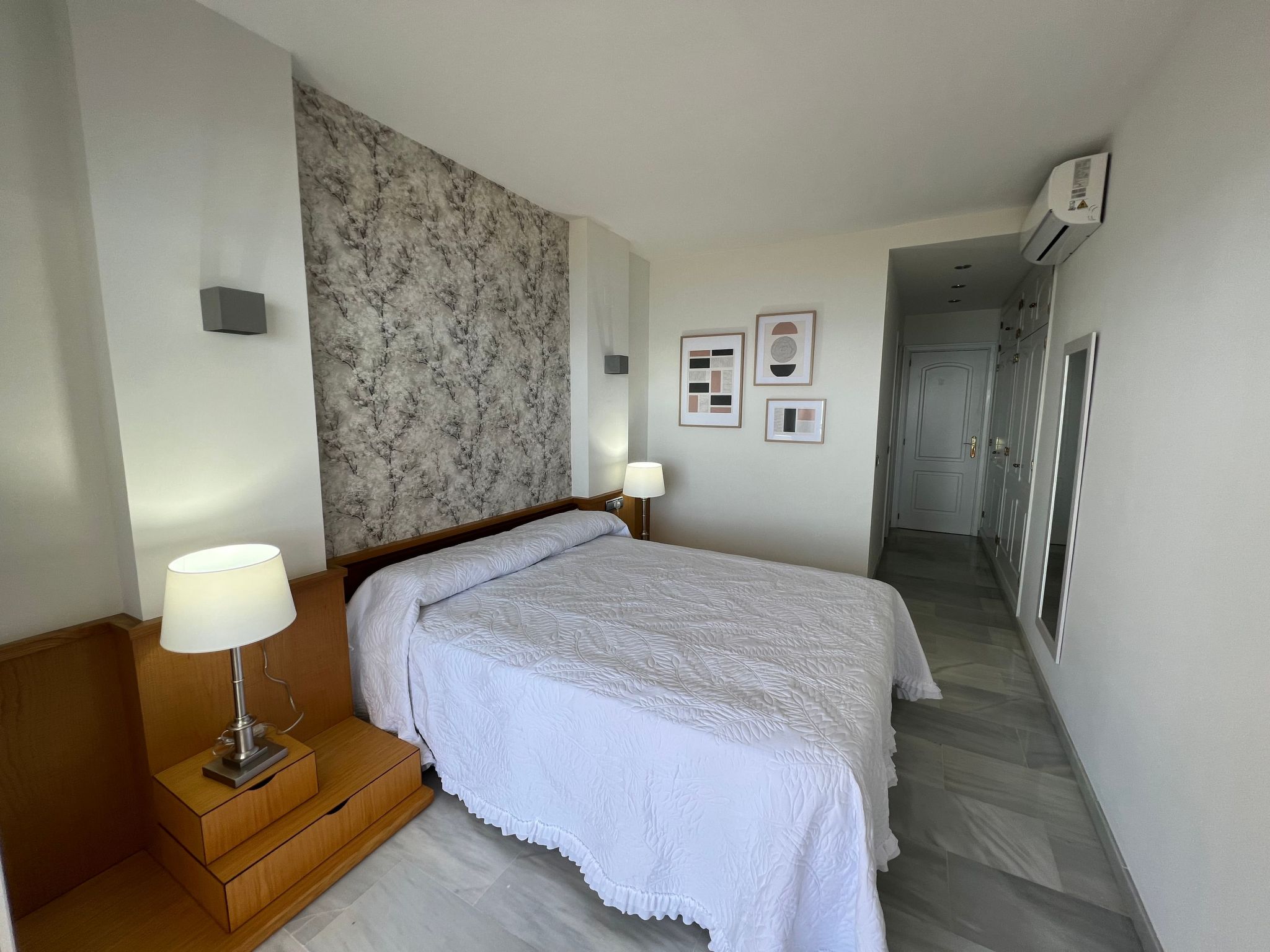 In Sitio De Calahonda mit Privatem Parkplatz und Meerblick-Binnen