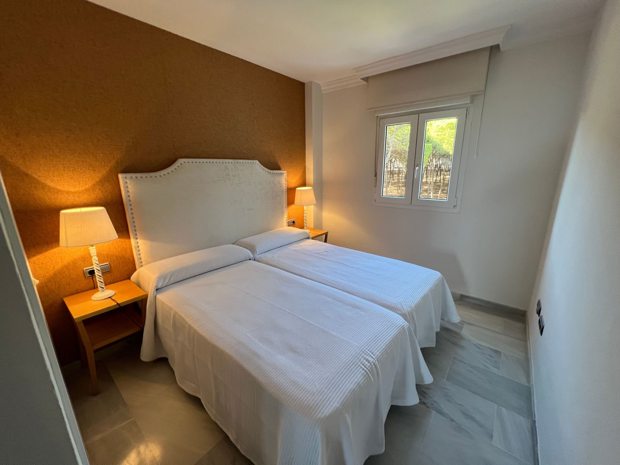 In Sitio De Calahonda mit Privatem Parkplatz und Meerblick-Binnen