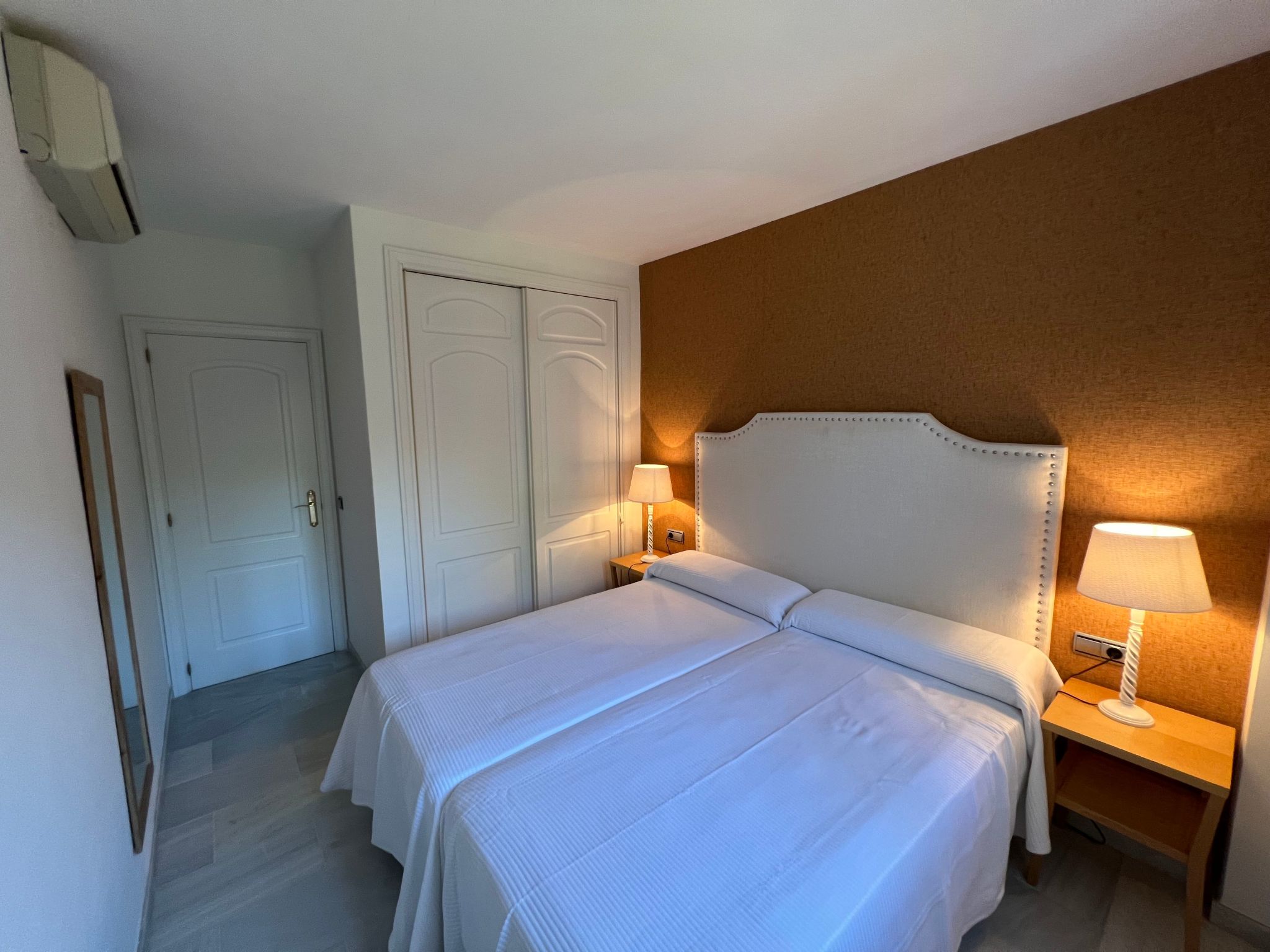 In Sitio De Calahonda mit Privatem Parkplatz und Meerblick-Binnen