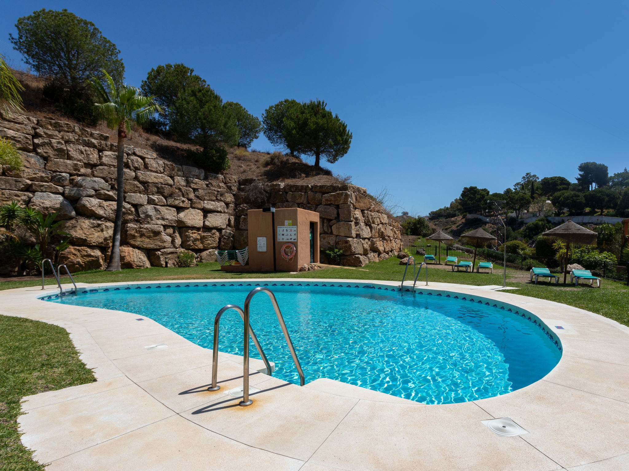 "Los Lagos de Santa Maria", appartement 4-kamers 153 m2, op de begane grond. Ruim en licht, comfortabel en mooi ingericht: woon-/eetkamer met Digitale TV, elektrische verwarming en air-conditioning. U..