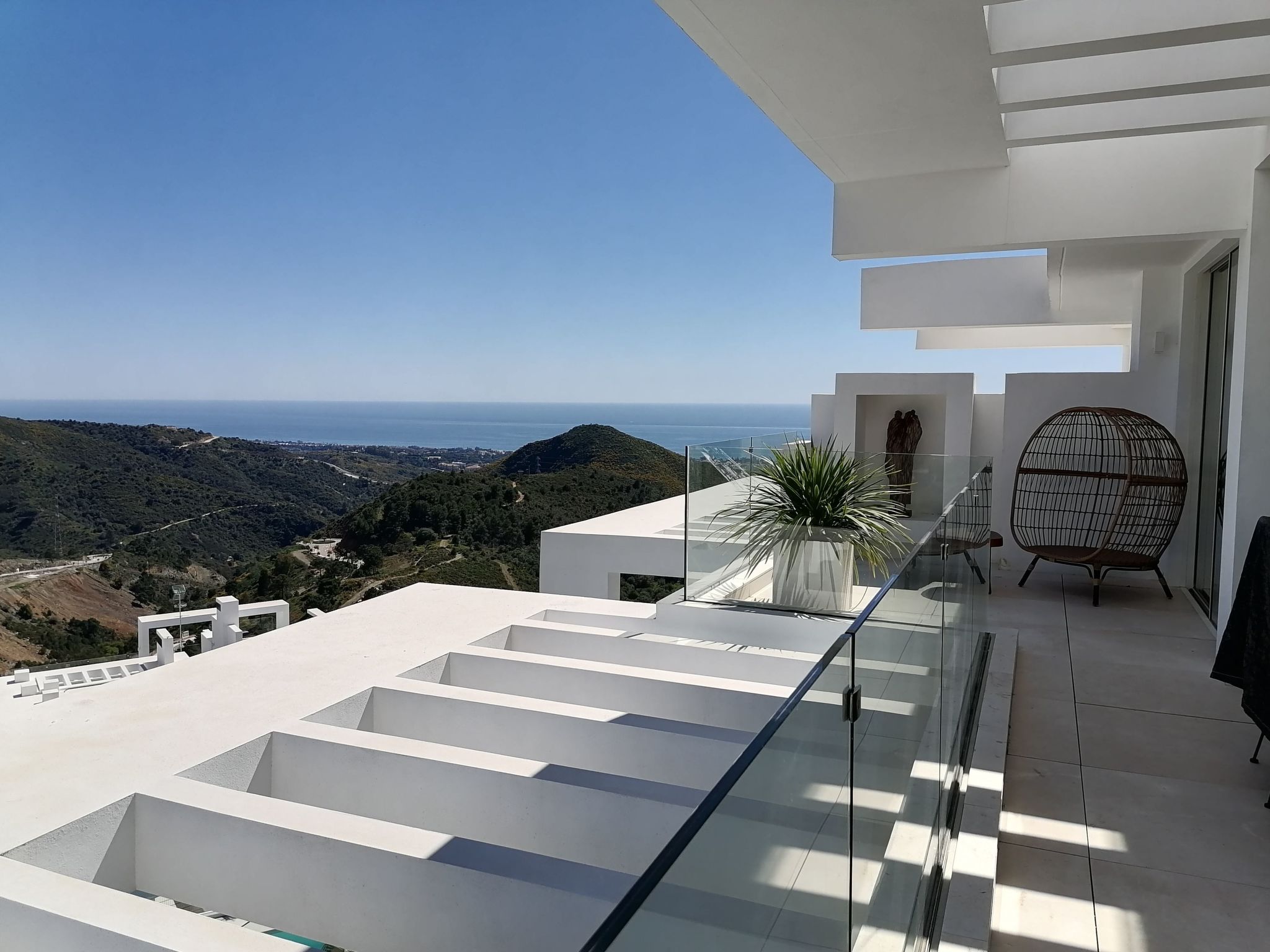 Exklusives Neubau-Penthouse mit Meerblick und Pool-Binnen