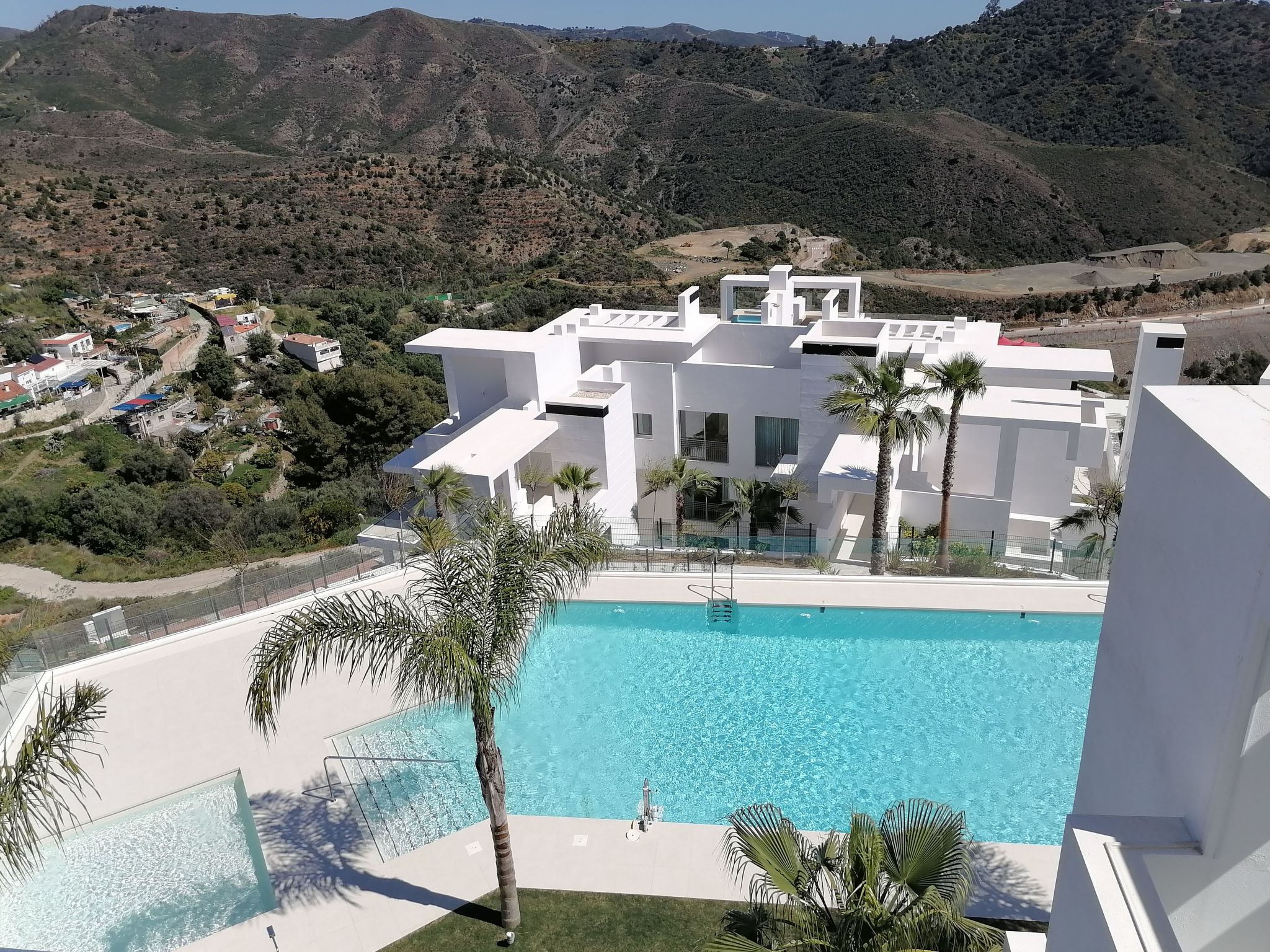 Exklusives Neubau-Penthouse mit Meerblick und Pool-Binnen