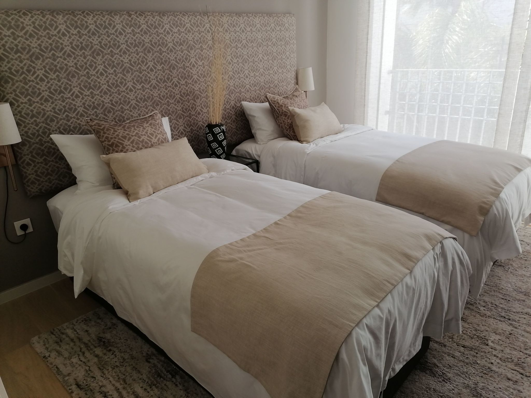 Exklusives Neubau-Penthouse mit Meerblick und Pool-Binnen