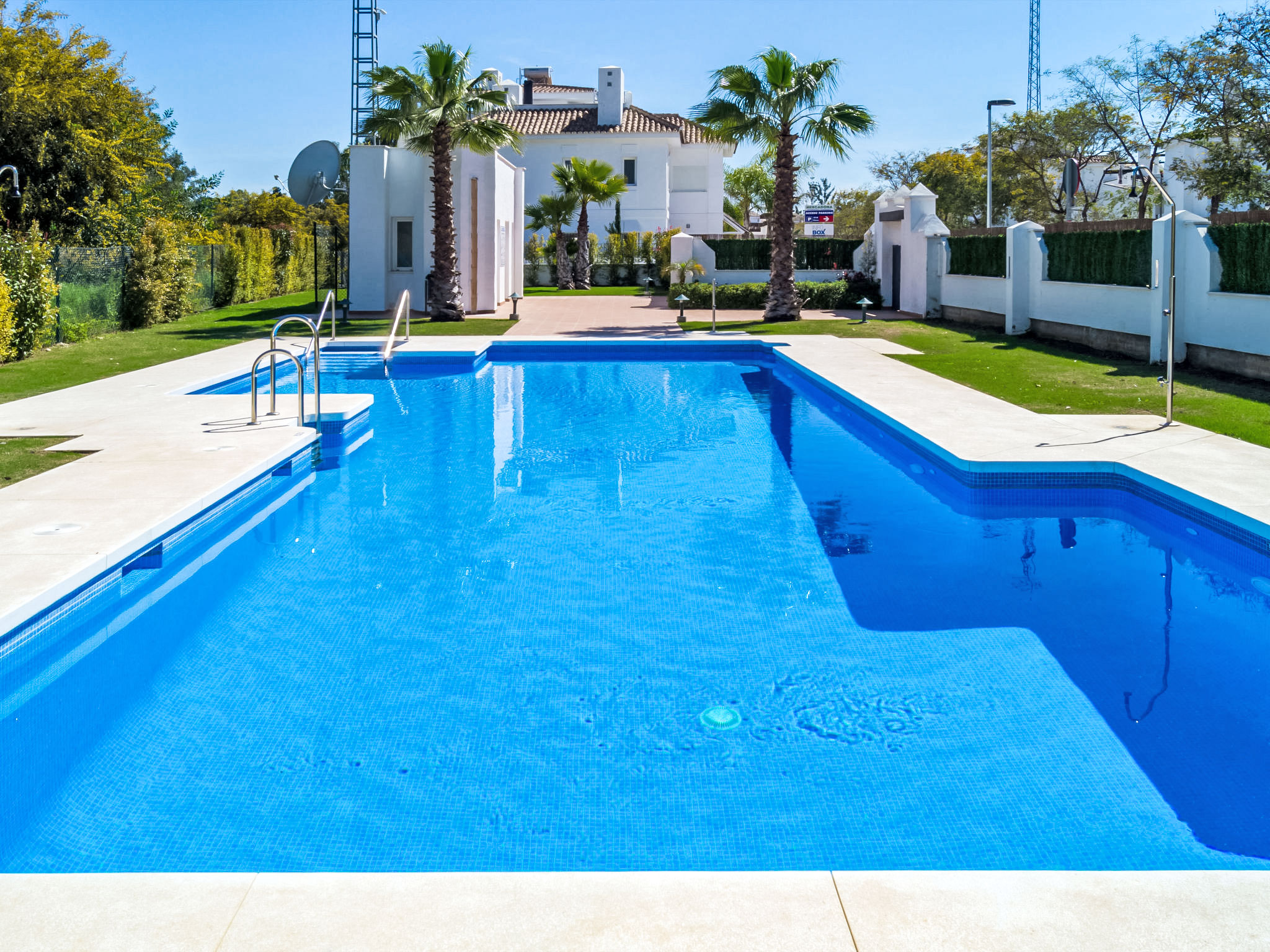 Photo of Los Naranjos Singles