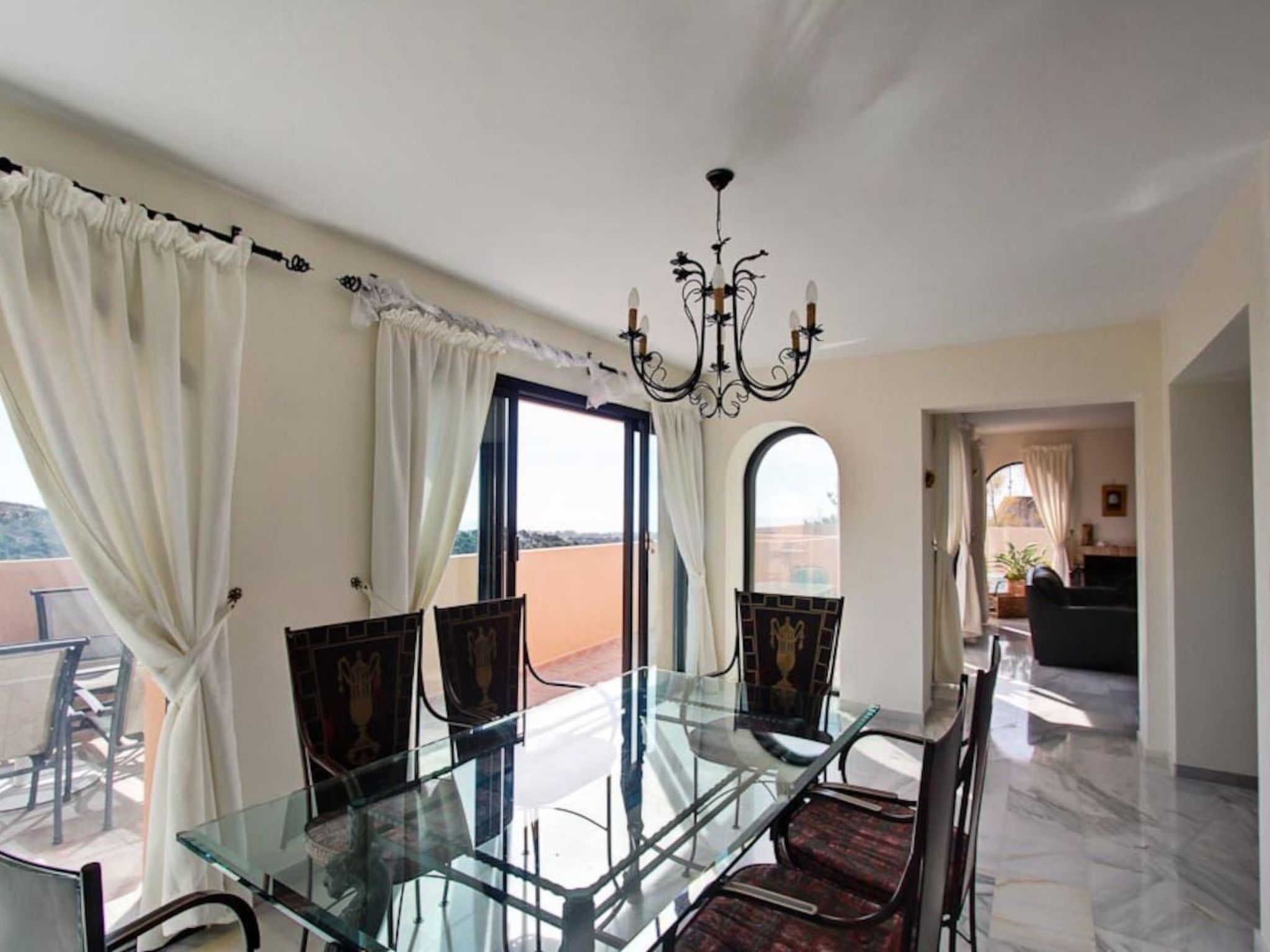 Schöne 4BDR-Villa mit fantastischer Aussicht-Inside