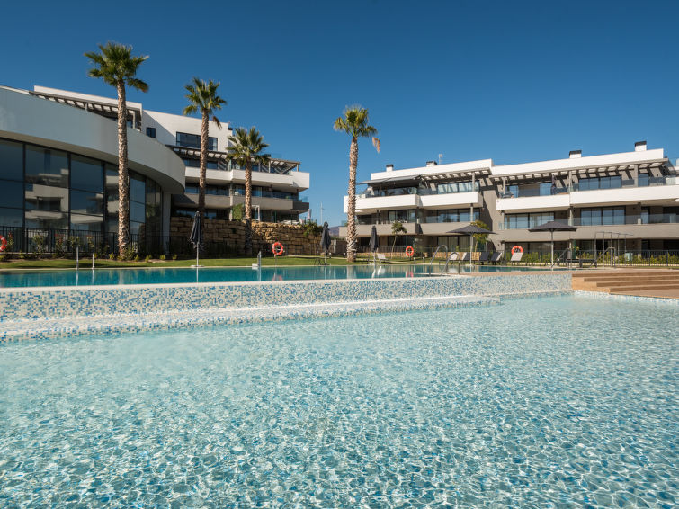 Verwarmd zwembad en zeezicht in modern appartement in Estepona in Estepona