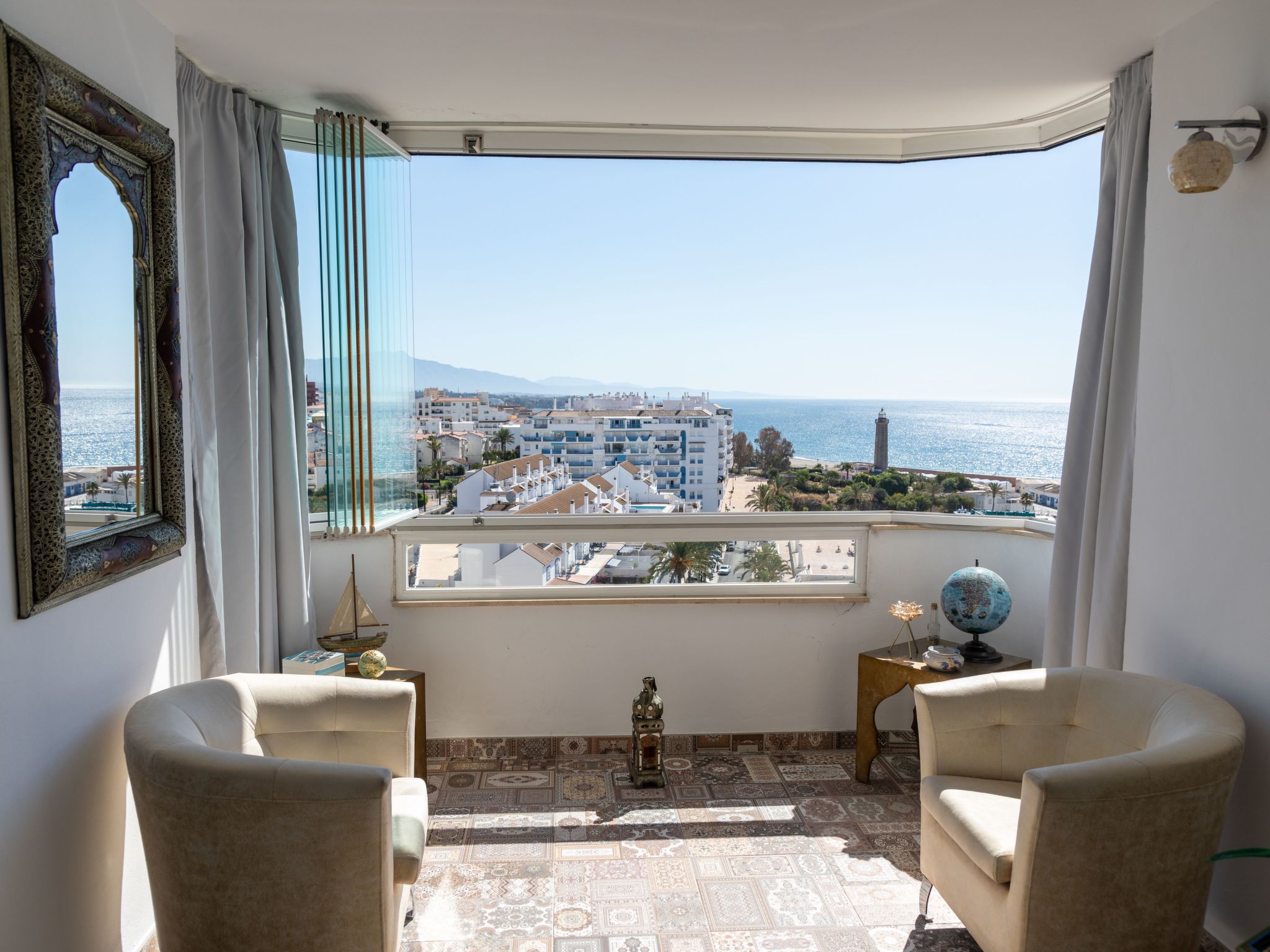 Ein Traum am Meer.-Drinnen