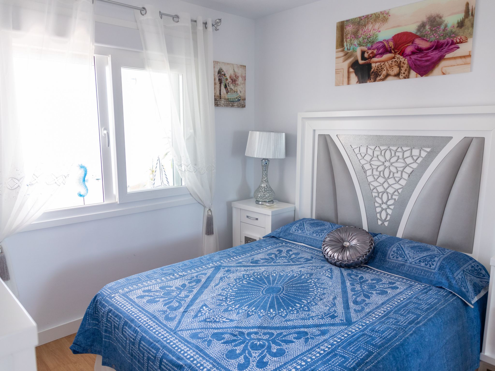 Ein Traum am Meer.-Drinnen