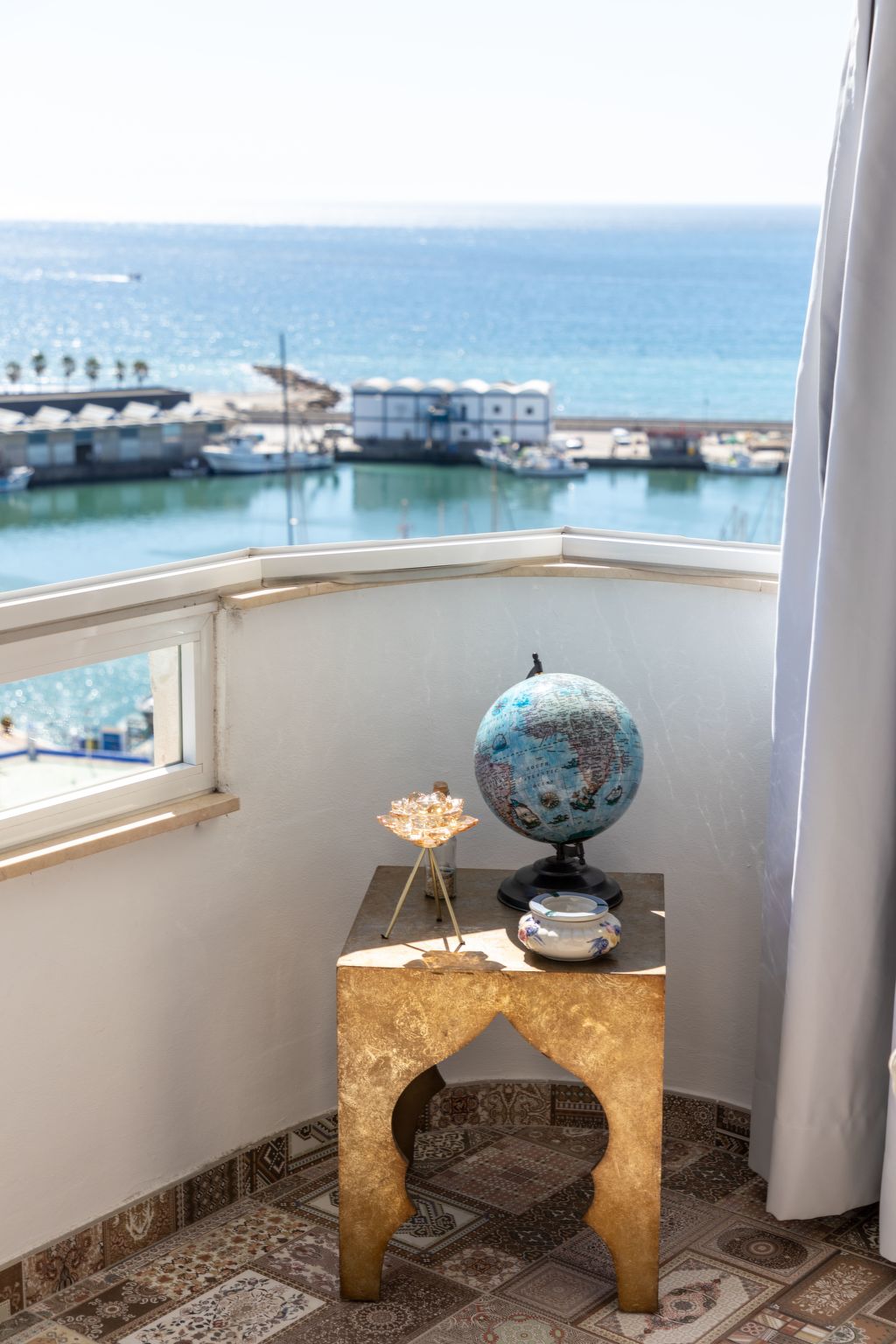 Ein Traum am Meer.-Drinnen