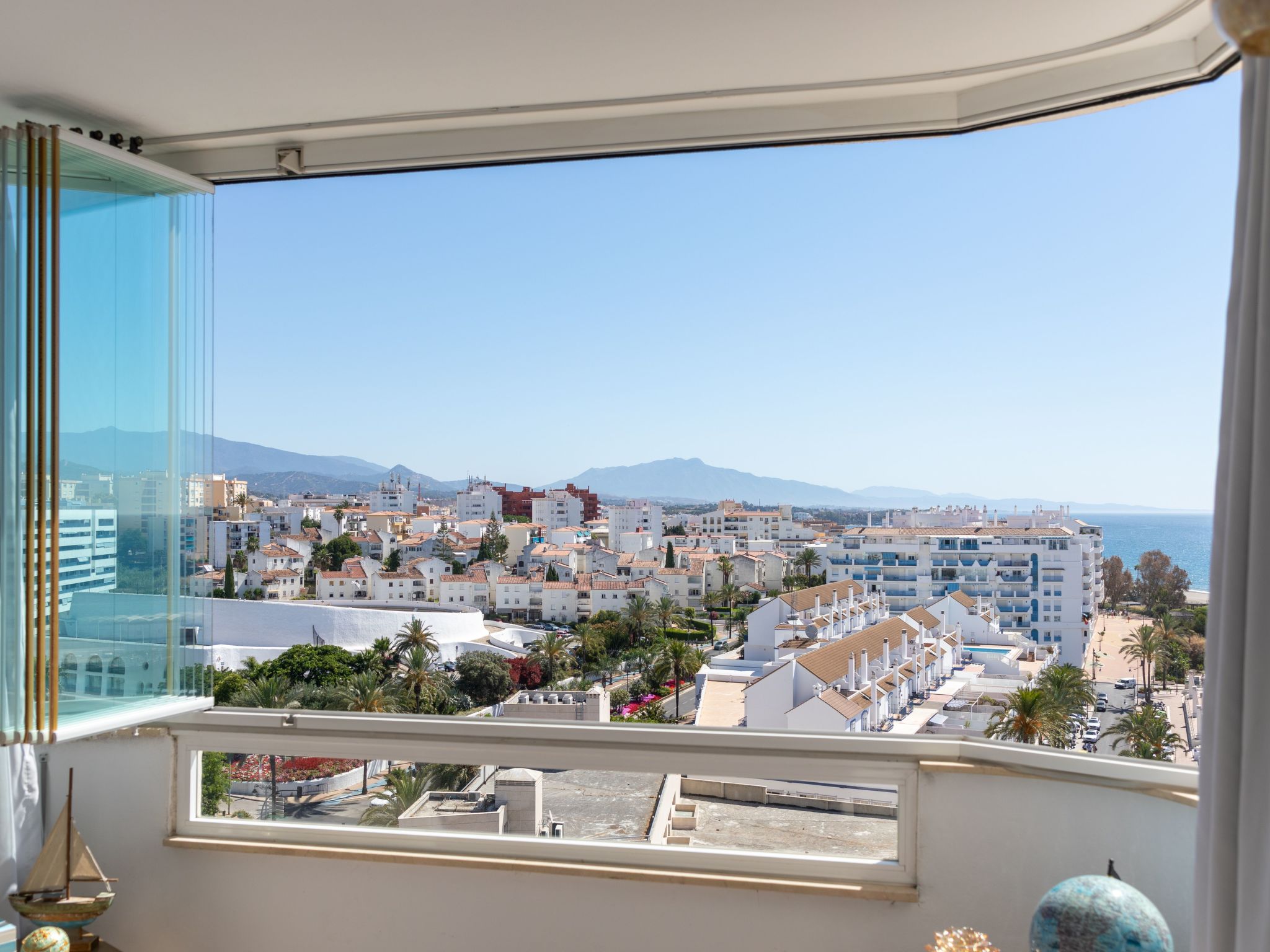 Ein Traum am Meer.-Drinnen