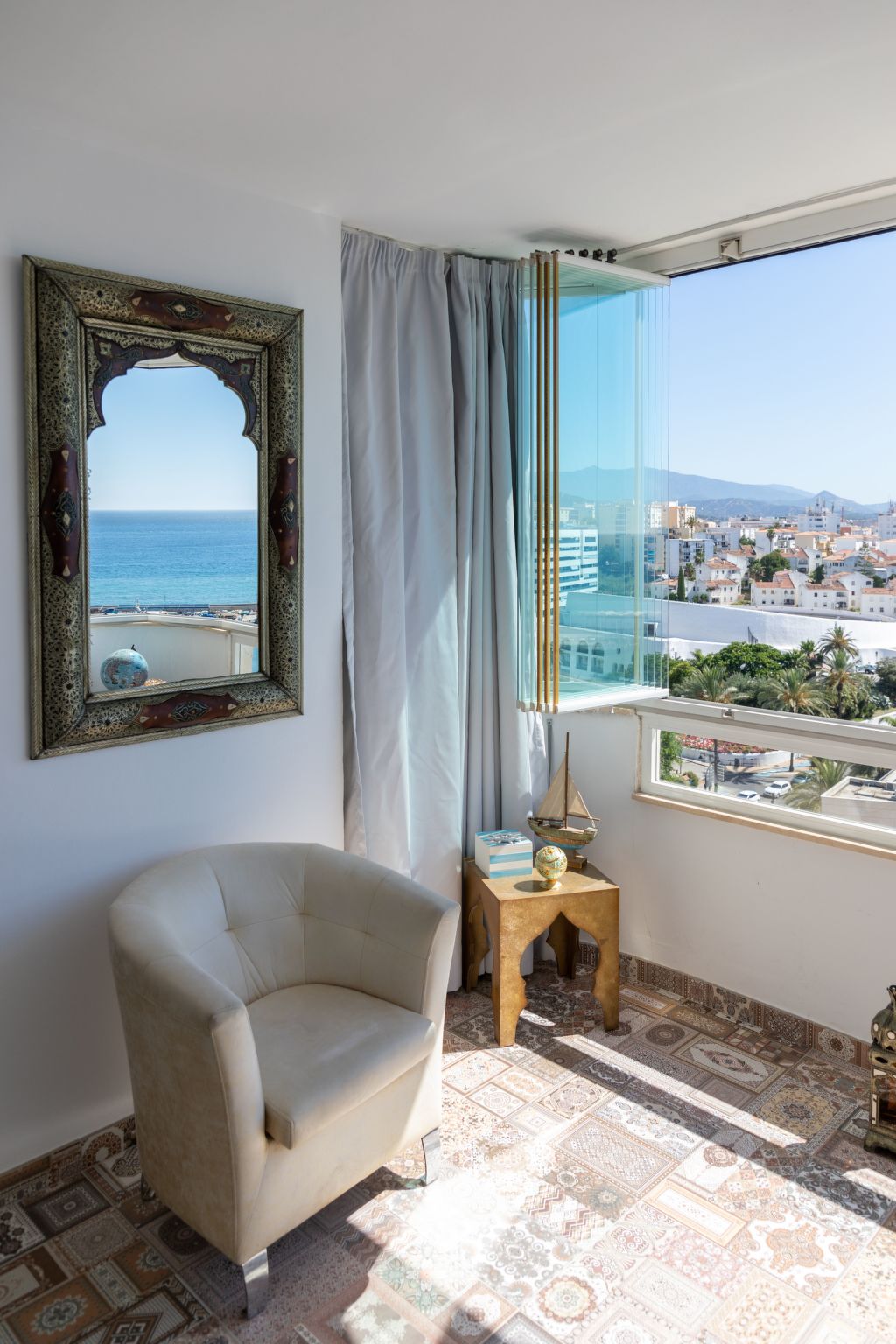 Ein Traum am Meer.-Drinnen