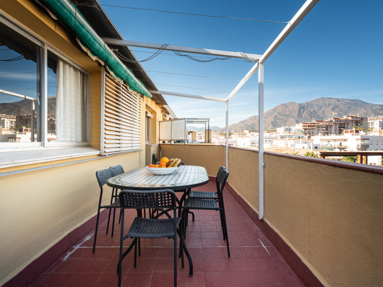 Dakappartement 3-kamers 77 m2 op de 5e verdieping. Woon-/eetkamer met Digitale TV, air-conditioning en heteluchtverwarming. Uitgang naar het terras. 1 kamer met 2 bedden (90 cm, lengte 200 cm), air-co..
