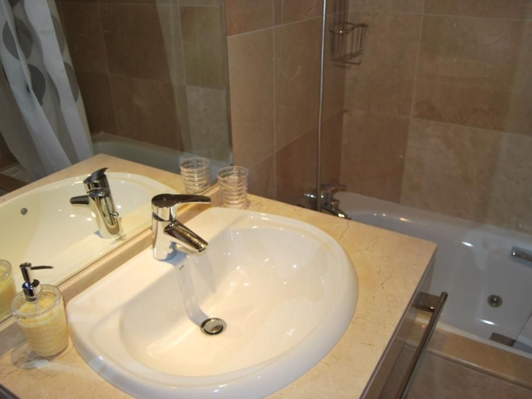 Helle, modernisierte Wohnung mit mehreren Pools-Image-tags.info