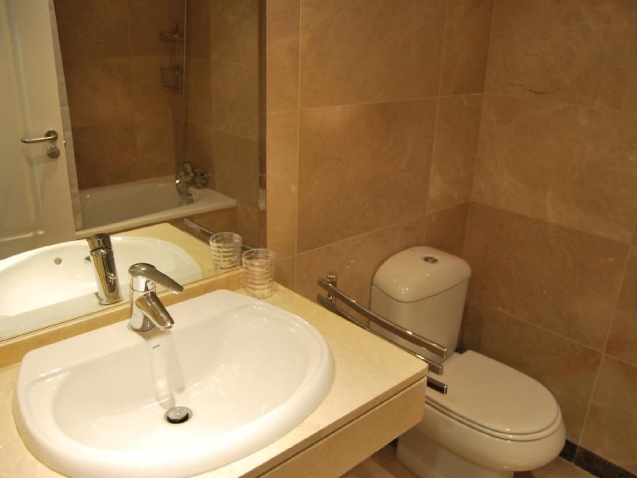 Helle, modernisierte Wohnung mit mehreren Pools-Image-tags.info