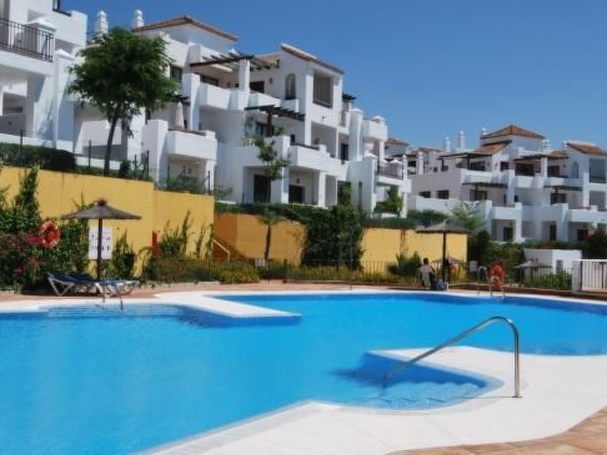 Helle, modernisierte Wohnung mit mehreren Pools-Image-tags.info