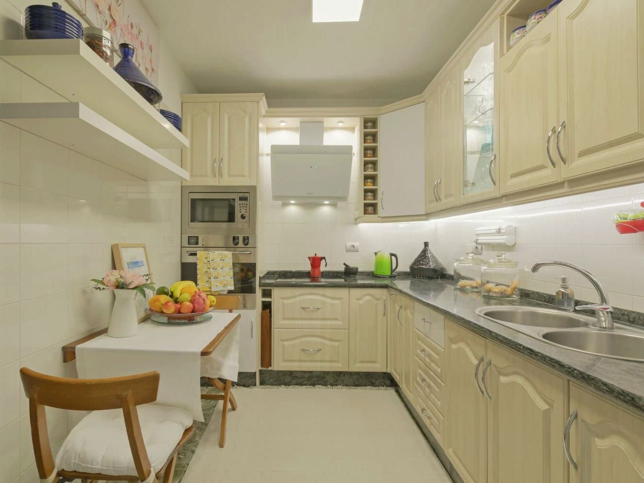 Luxuriöser Rückzugsort mit direktem Meerzugang und Pool-Binnen