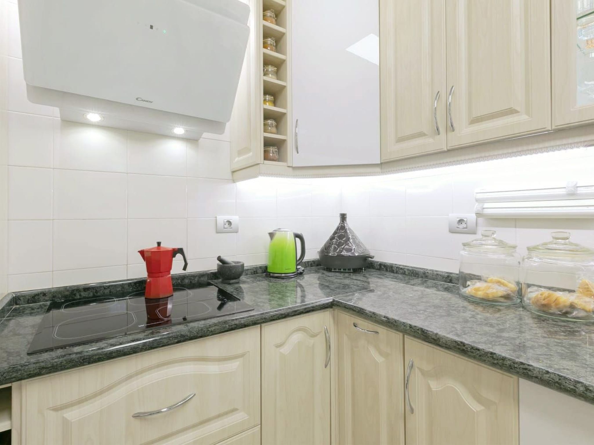 Luxuriöser Rückzugsort mit direktem Meerzugang und Pool-Binnen