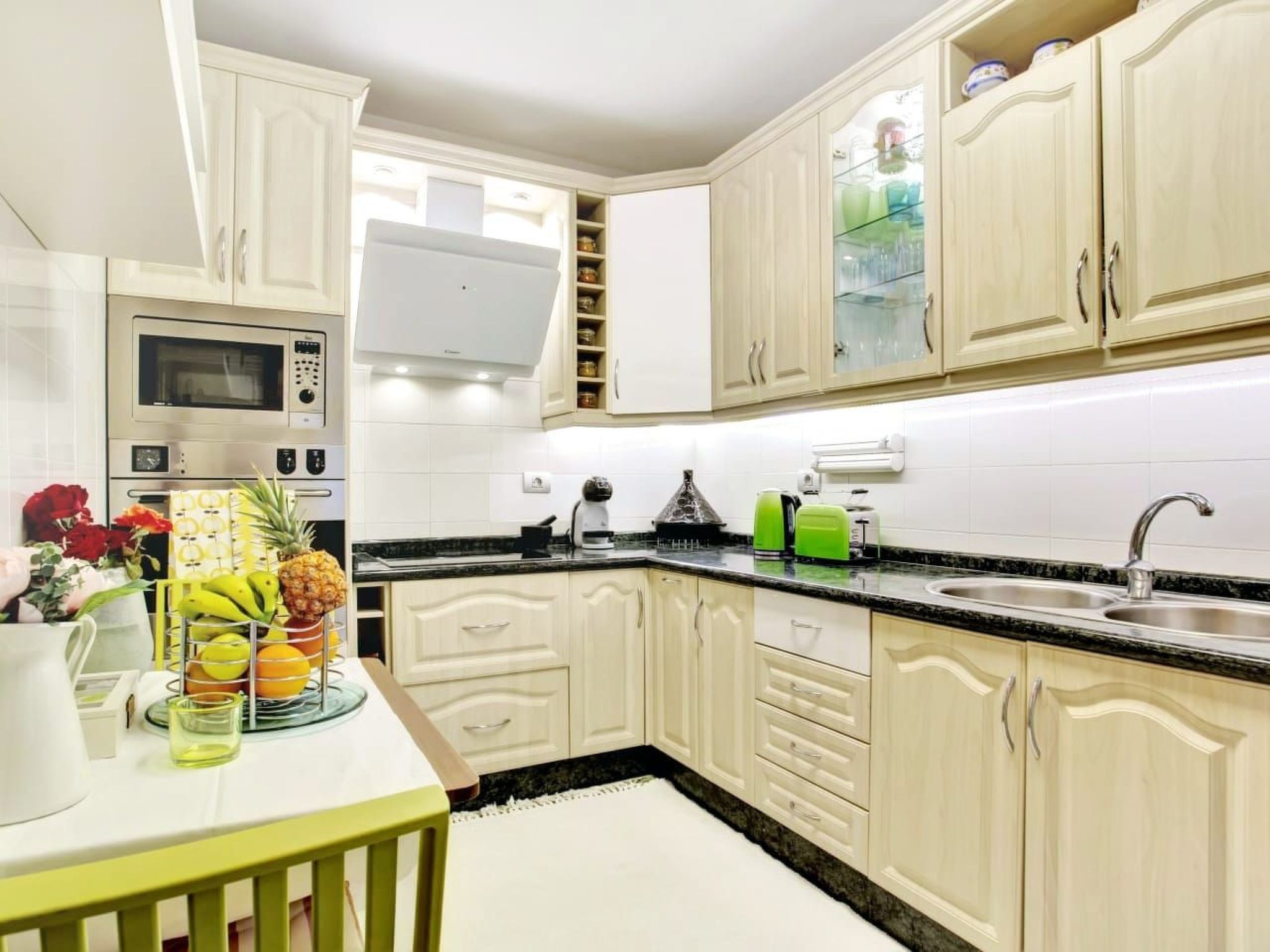 Luxuriöser Rückzugsort mit direktem Meerzugang und Pool-Binnen