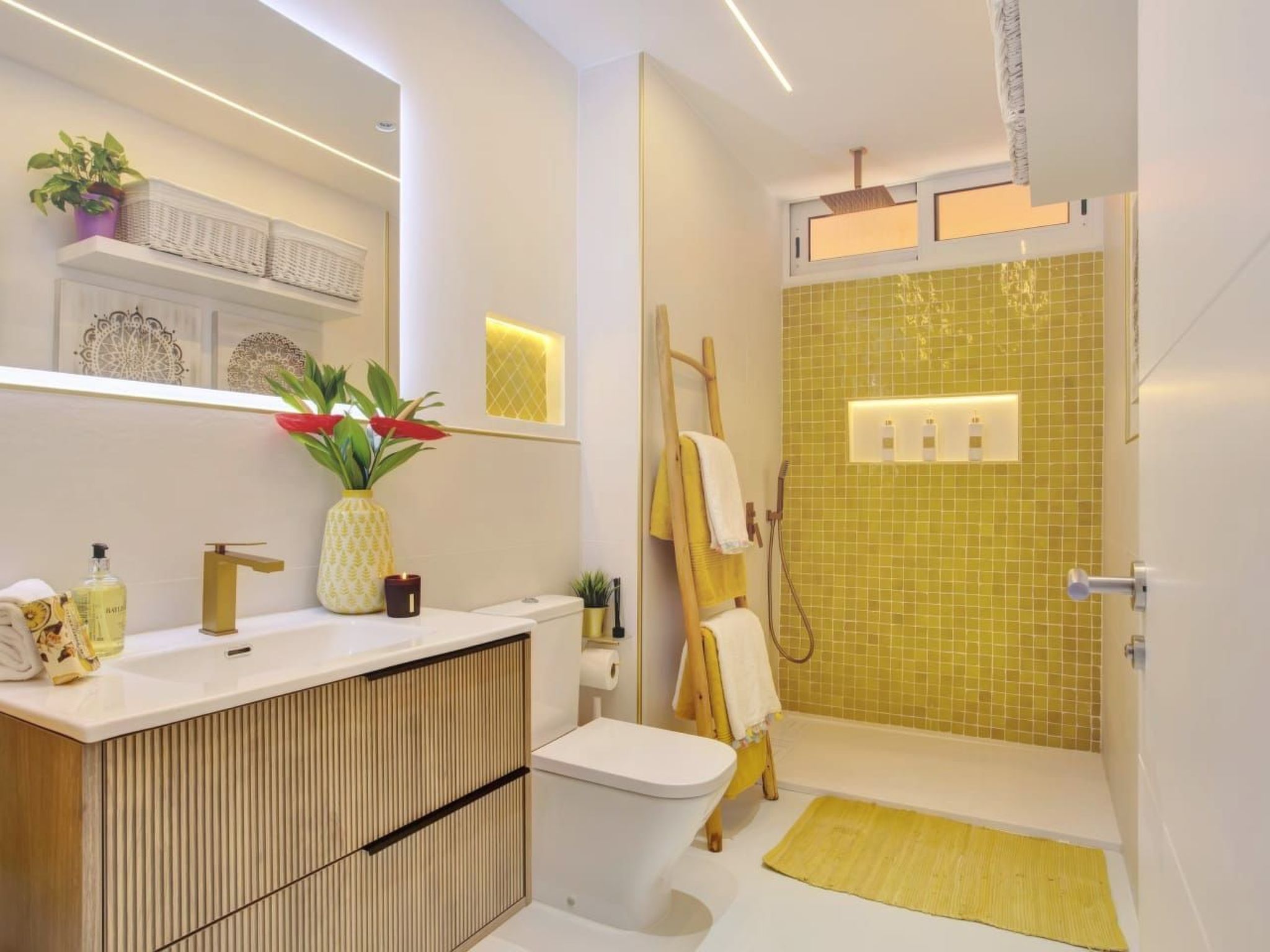 Luxuriöser Rückzugsort mit direktem Meerzugang und Pool-Binnen