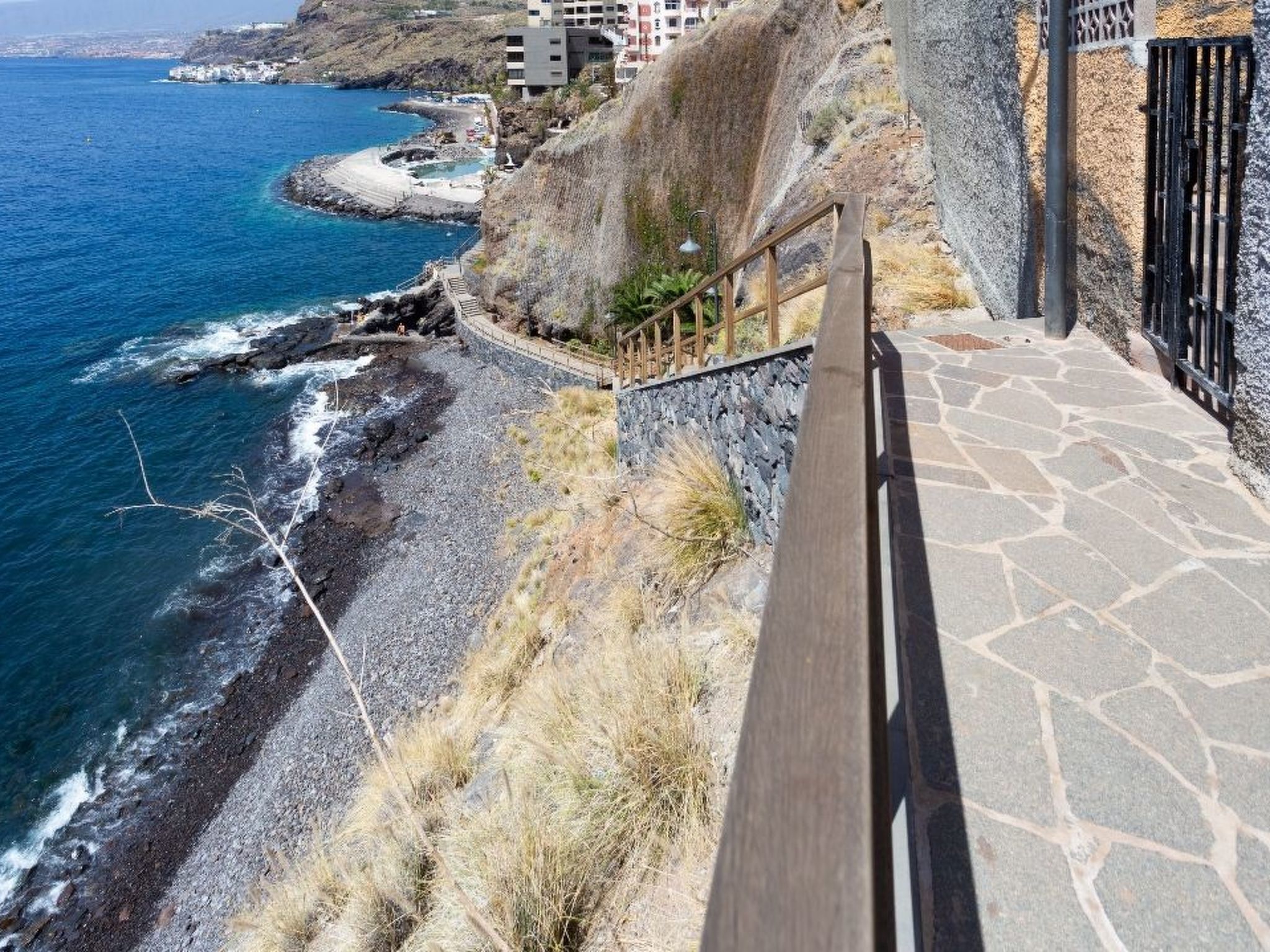 Luxuriöser Rückzugsort mit direktem Meerzugang und Pool-Binnen