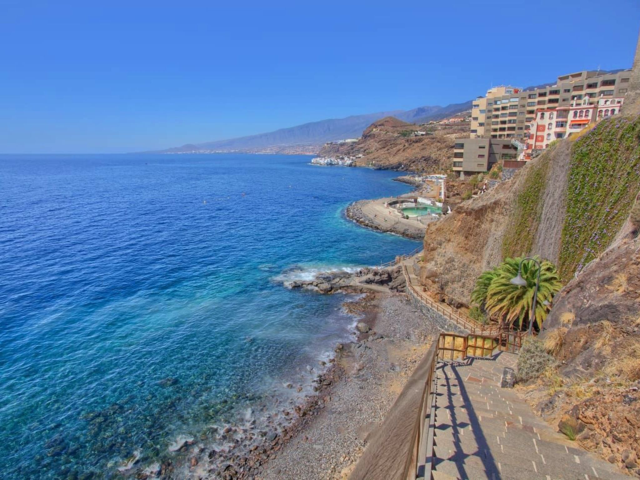 Luxuriöser Rückzugsort mit direktem Meerzugang und Pool-Binnen