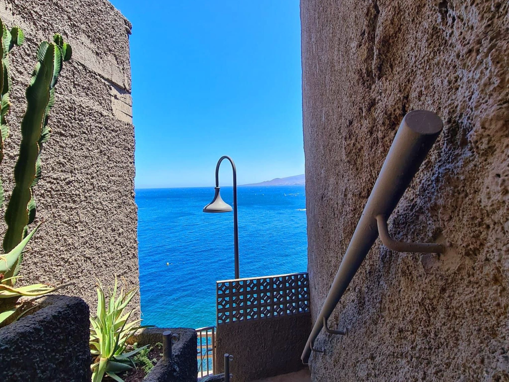 Luxuriöser Rückzugsort mit direktem Meerzugang und Pool-Binnen