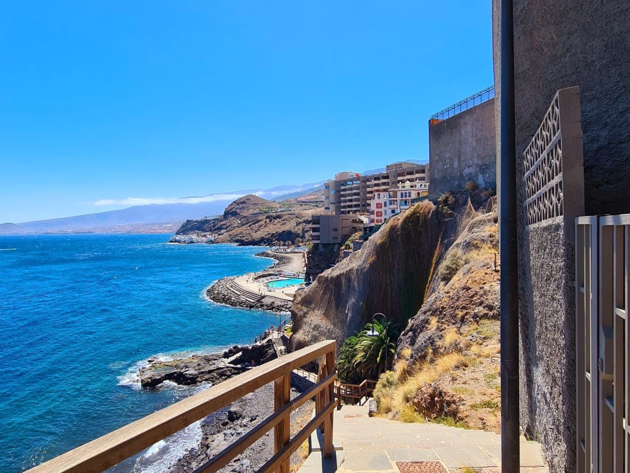 Luxuriöser Rückzugsort mit direktem Meerzugang und Pool-Binnen