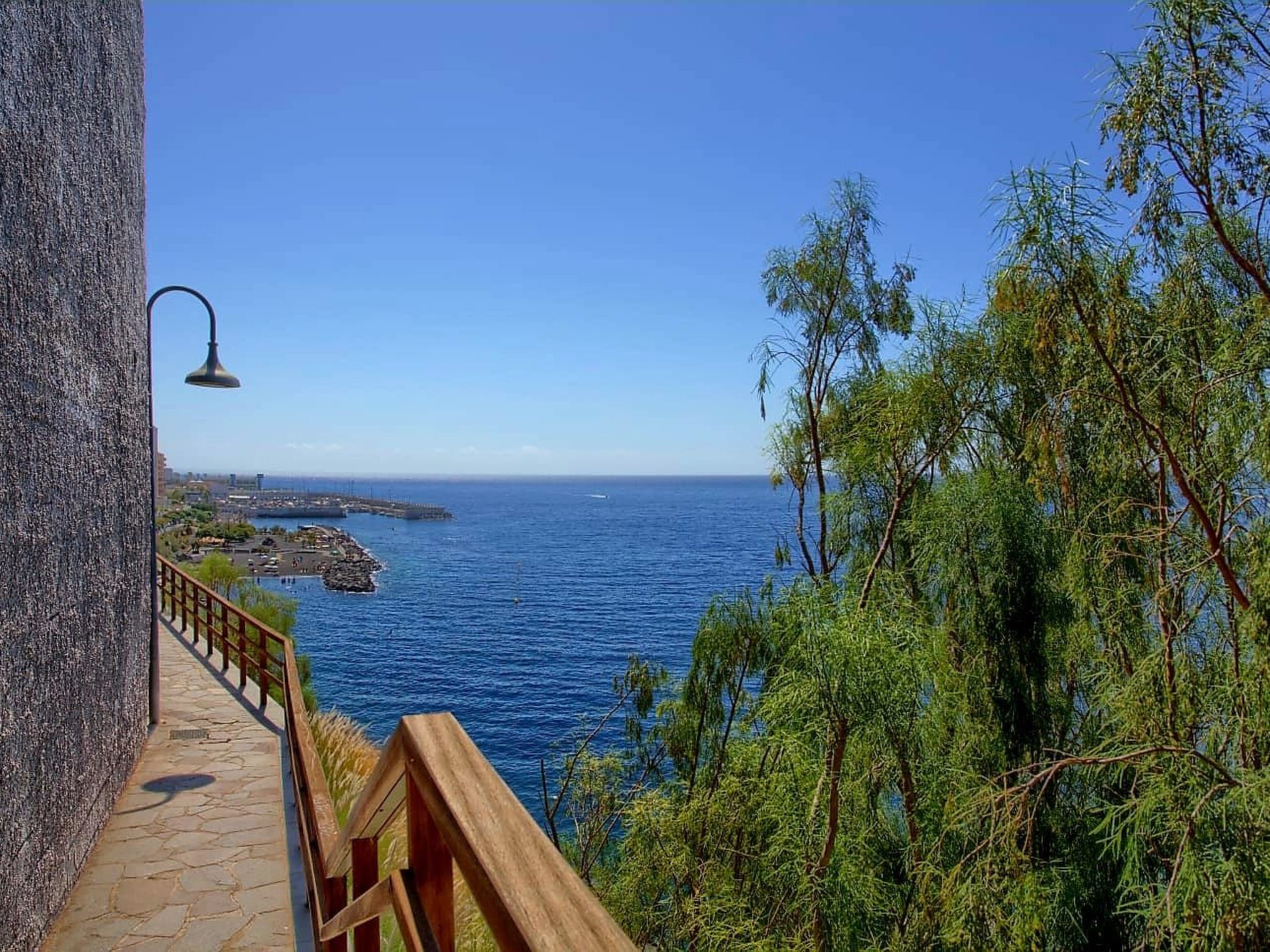 Luxuriöser Rückzugsort mit direktem Meerzugang und Pool-Binnen