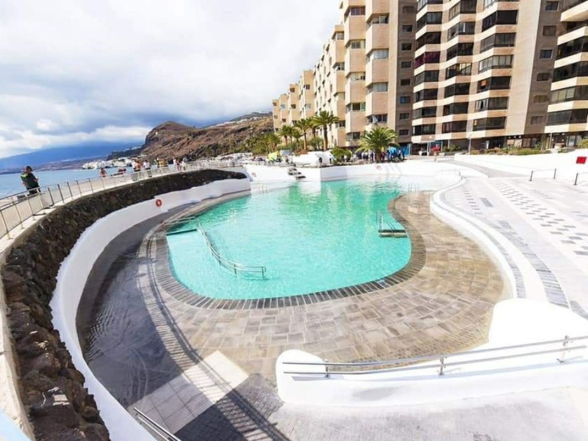 Luxuriöser Rückzugsort mit direktem Meerzugang und Pool-Binnen