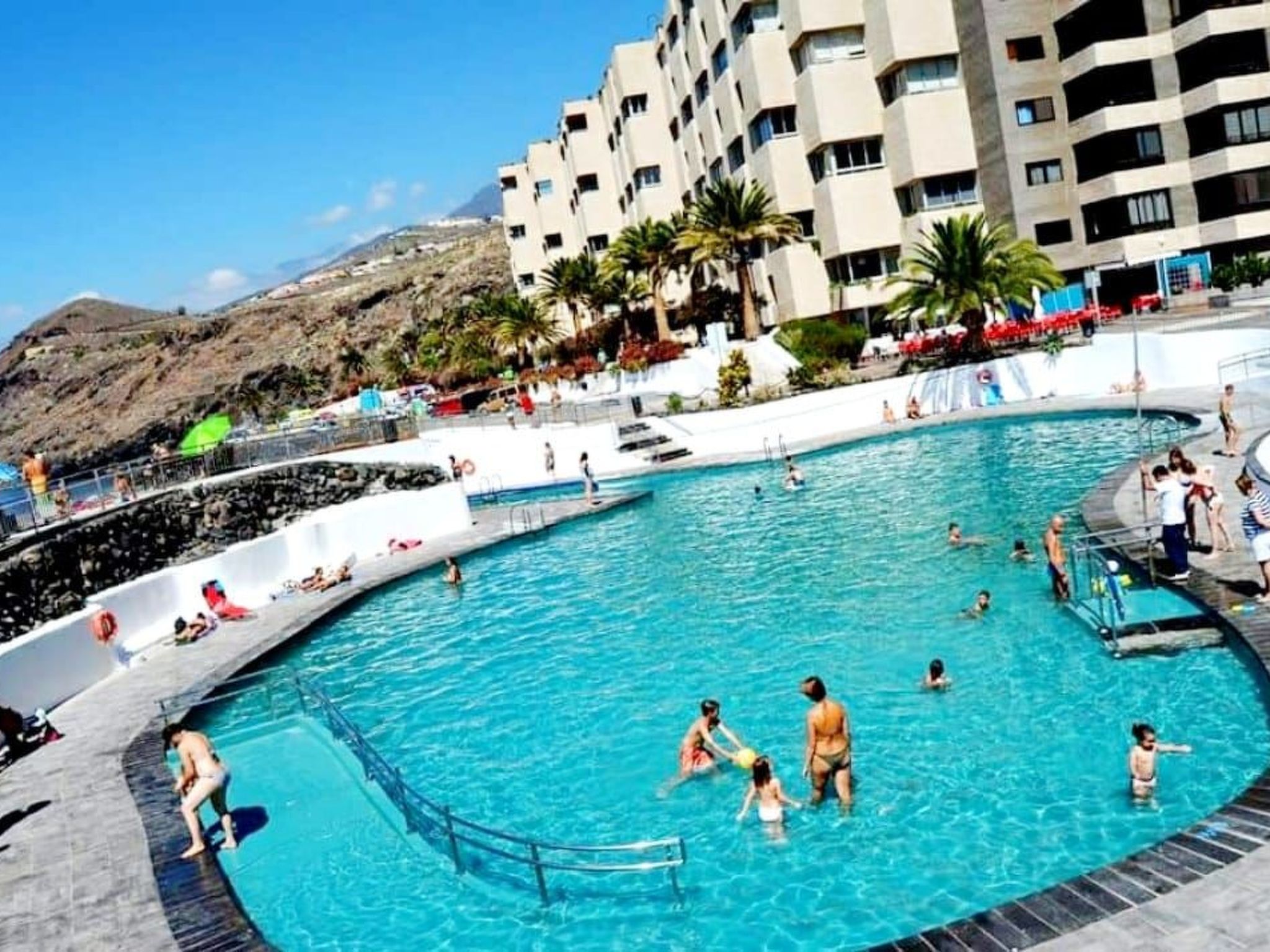 Luxuriöser Rückzugsort mit direktem Meerzugang und Pool-Binnen