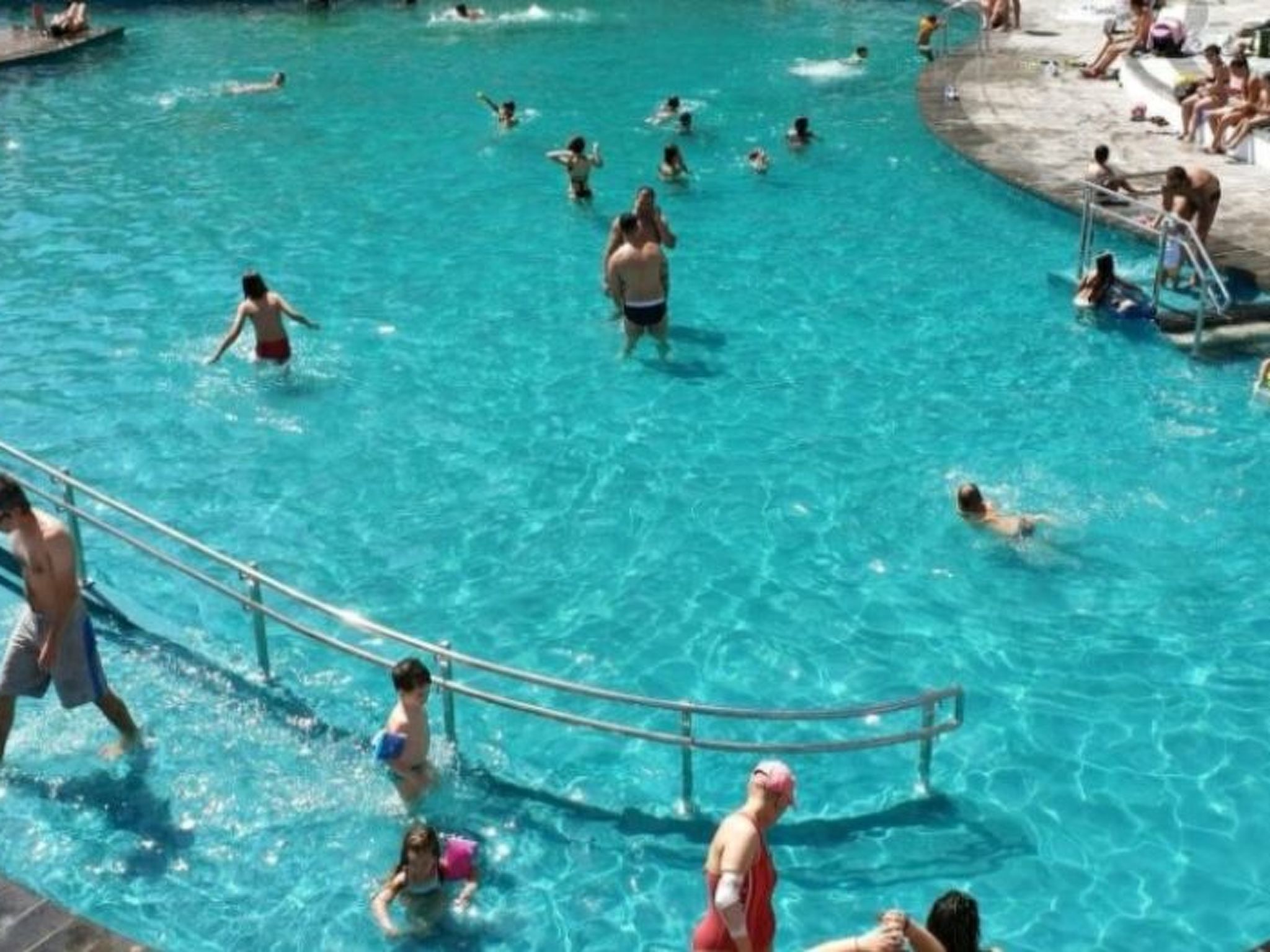 Luxuriöser Rückzugsort mit direktem Meerzugang und Pool-Binnen