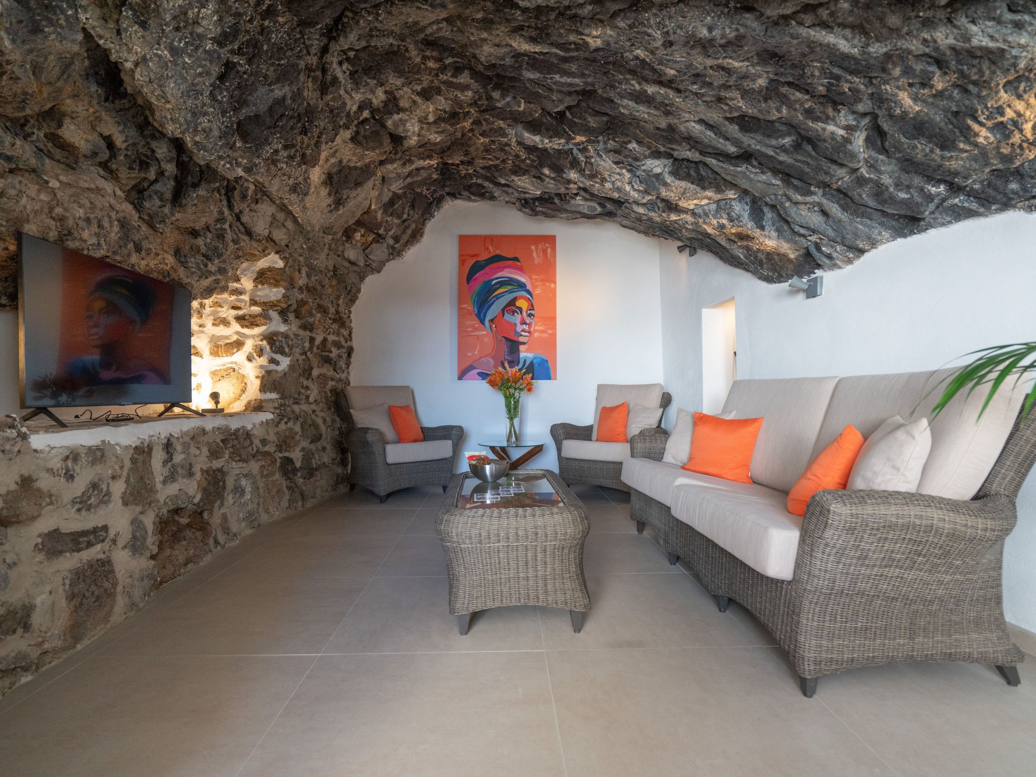 Spektakuläre Höhle mit zwei großen Terrassen am Meer