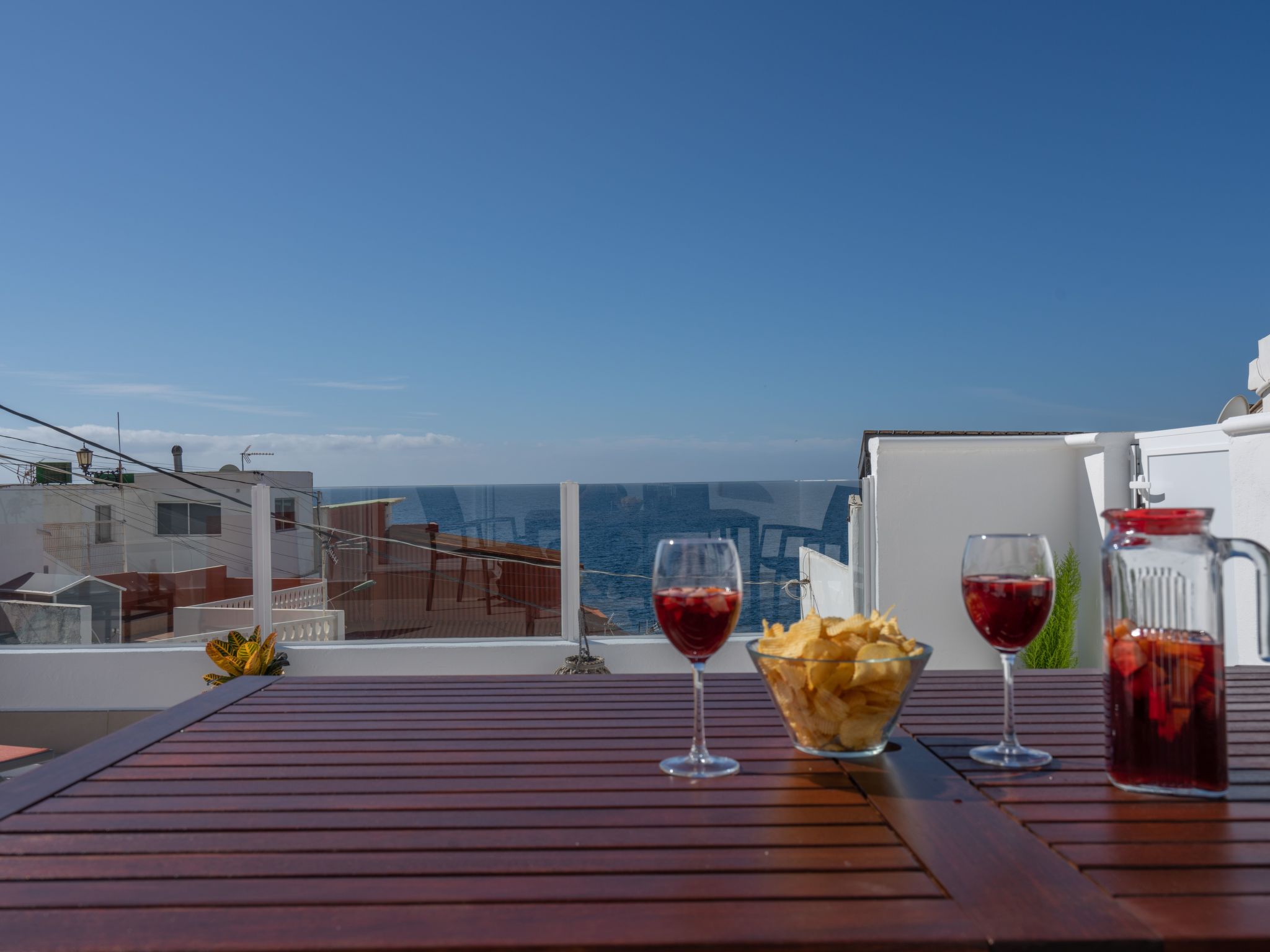 Spektakuläre Höhle mit zwei großen Terrassen am Meer