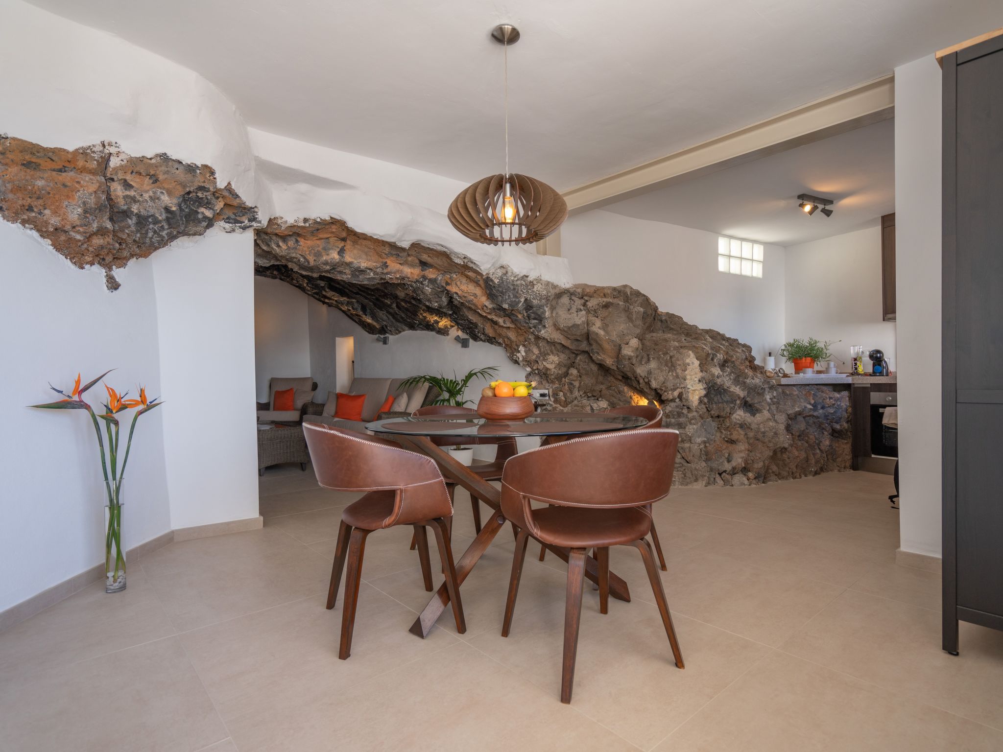 Spektakuläre Höhle mit zwei großen Terrassen am Meer