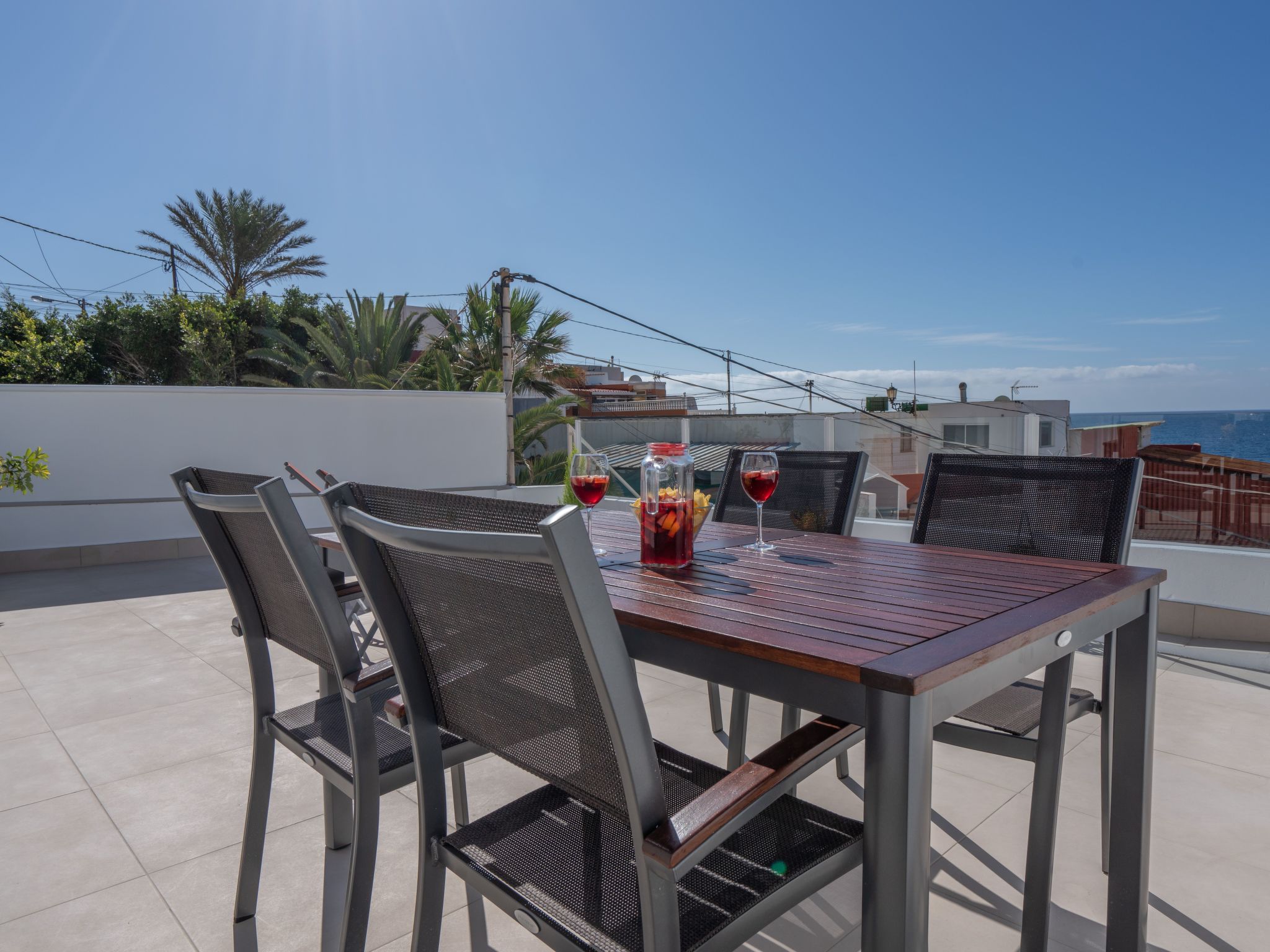 Spektakuläre Höhle mit zwei großen Terrassen am Meer