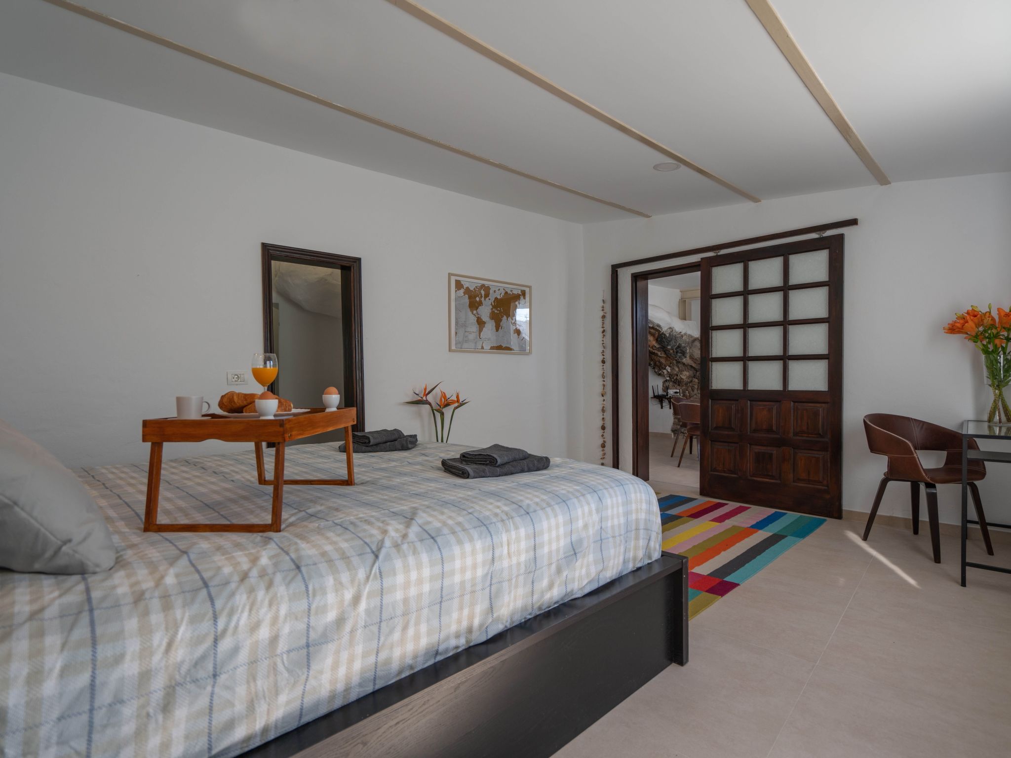 Spektakuläre Höhle mit zwei großen Terrassen am Meer-Image-tags.info