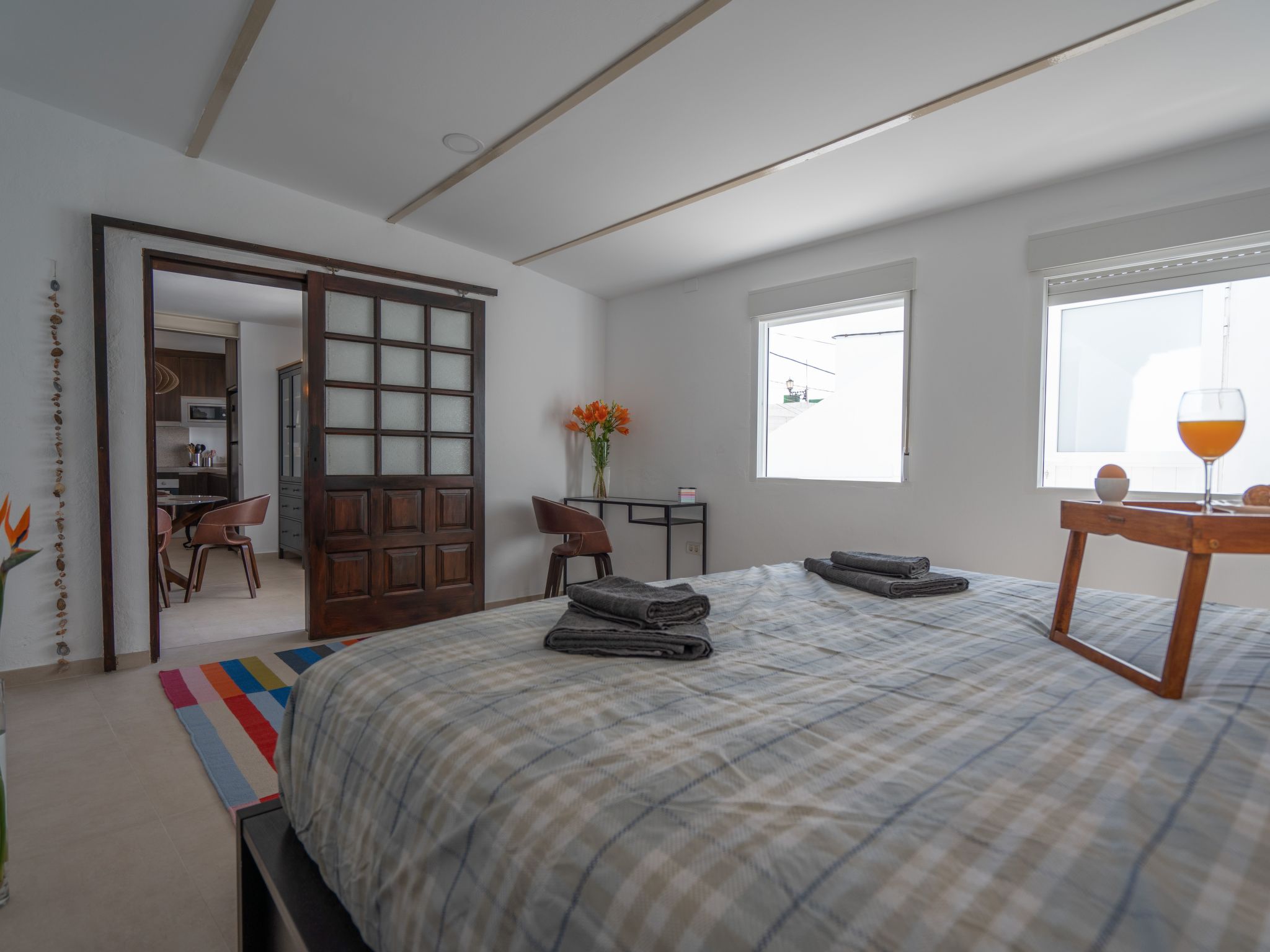 Spektakuläre Höhle mit zwei großen Terrassen am Meer-Image-tags.info