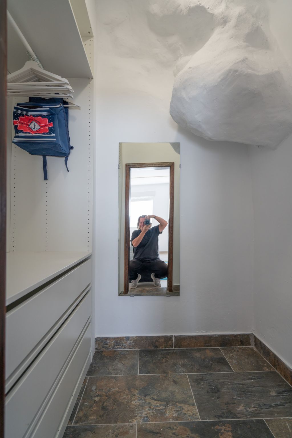 Spektakuläre Höhle mit zwei großen Terrassen am Meer-Image-tags.info