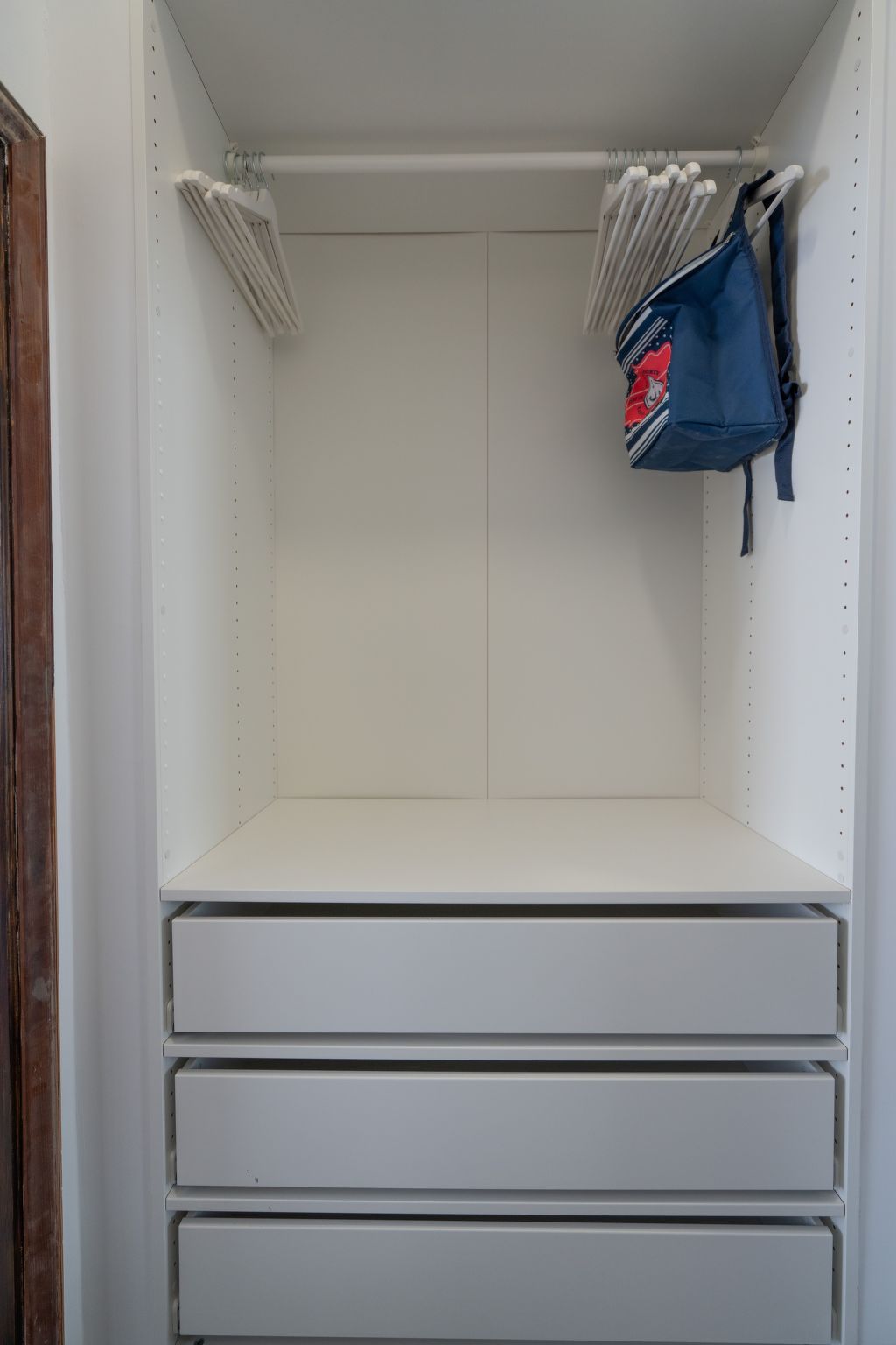 Spektakuläre Höhle mit zwei großen Terrassen am Meer-Image-tags.info