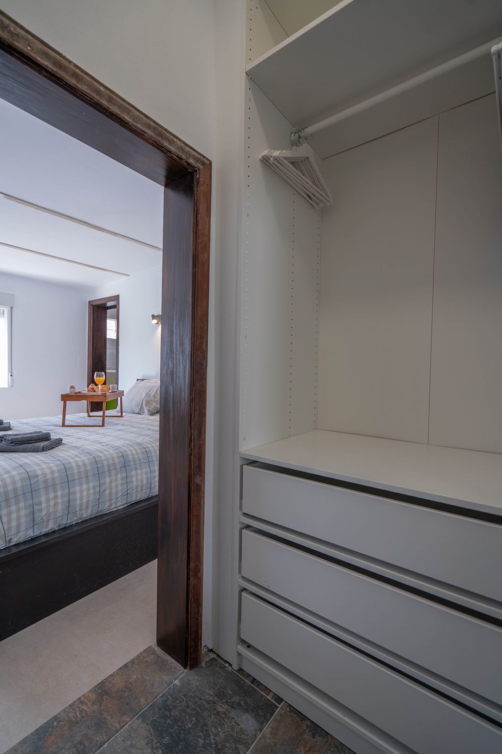 Spektakuläre Höhle mit zwei großen Terrassen am Meer-Image-tags.info