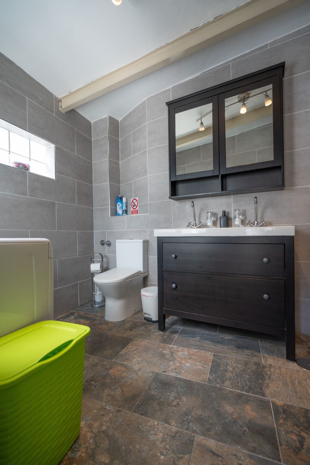 Spektakuläre Höhle mit zwei großen Terrassen am Meer-Image-tags.info