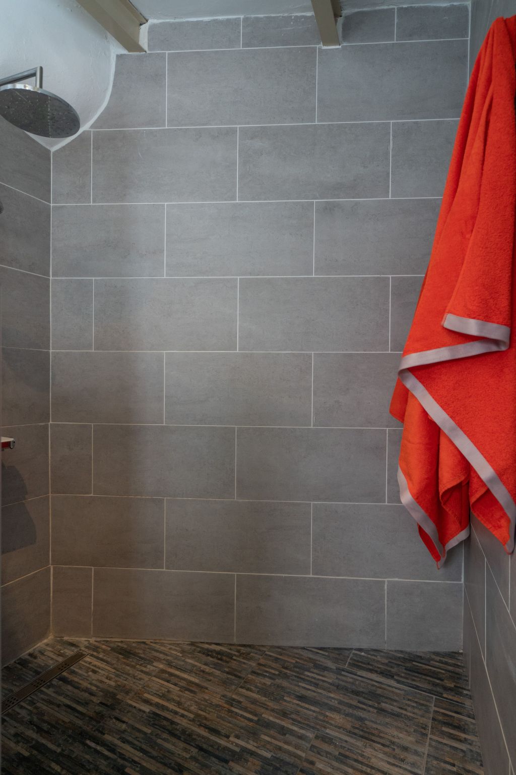 Spektakuläre Höhle mit zwei großen Terrassen am Meer-Image-tags.info