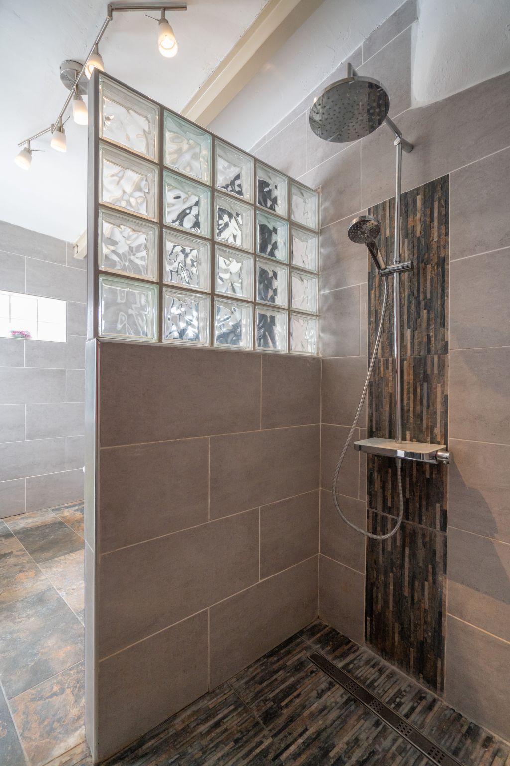 Spektakuläre Höhle mit zwei großen Terrassen am Meer-Image-tags.info